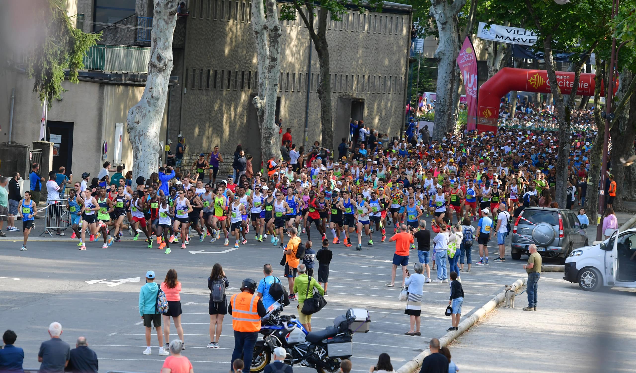 Le Semi-Marathon Marvejols-Mende a une nouvelle fois tenu toutes ses promesses ce dimanche 20 juillet 2025. Sur le tracé ultra-exigeant et mythique des reliefs lozériens, ce sont le Kényan Nixon Kiprotich chez les hommes et la Française Mélody Julien chez les femmes qui ont décroché la victoire, inscrivant leurs noms au palmarès d’une course de légende dans le paysage du running français. Derrière eux, plusieurs grands noms du fond français étaient engagés : le champion de France du 10 km Raphaël Montoya, le marathonien olympique Nicolas Navarro ou encore la double championne du monde du 100 km, Floriane Hot.