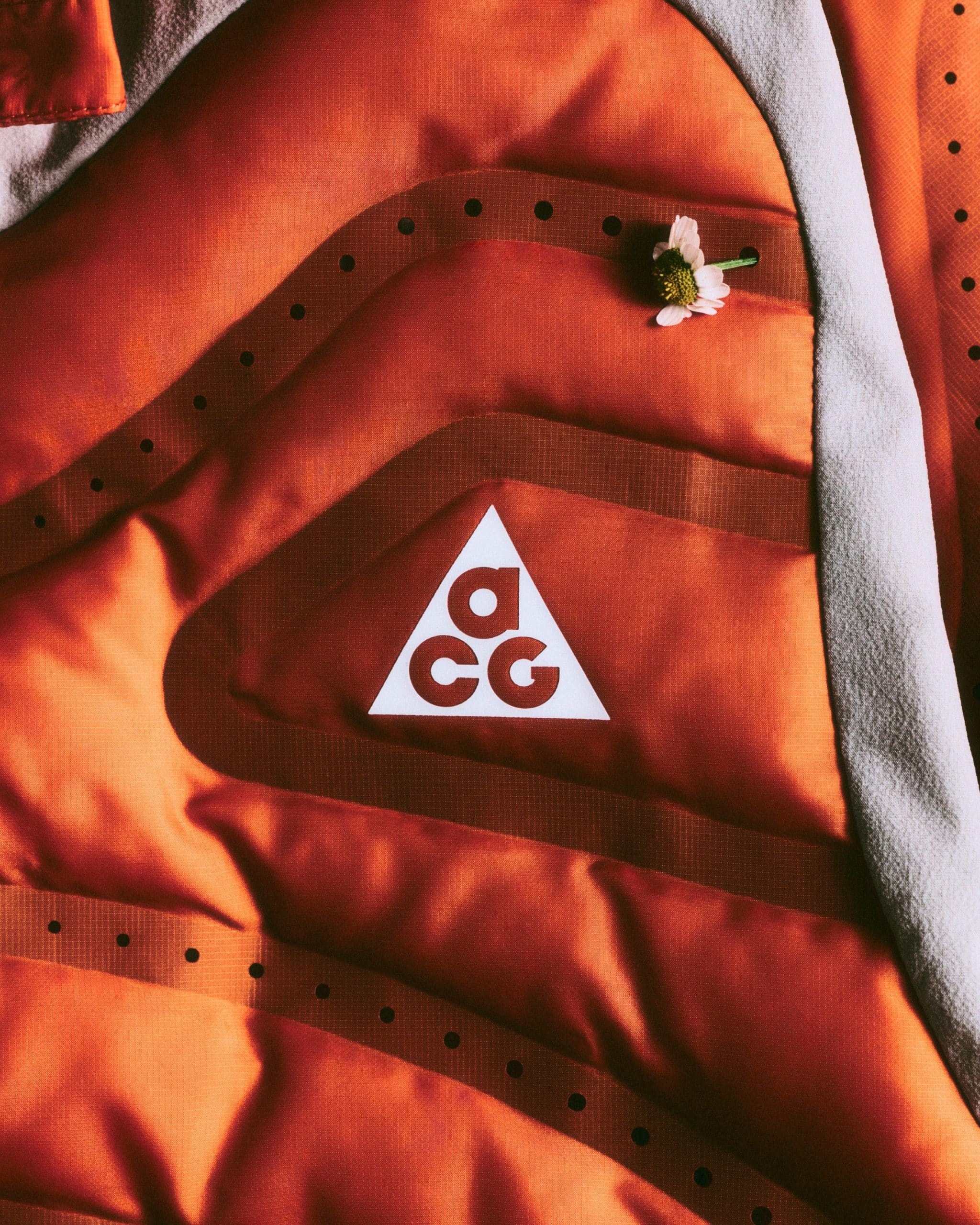 Nike relance ACG dans le trail avec la veste Lava Loft : une doudoune technique, légère et respirante pensée pour affronter toutes les conditions.