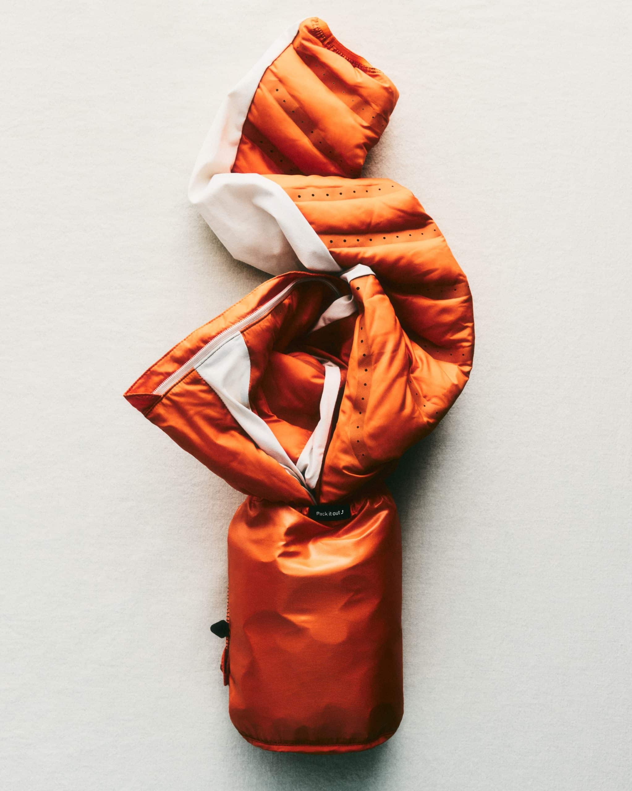 Nike relance ACG dans le trail avec la veste Lava Loft : une doudoune technique, légère et respirante pensée pour affronter toutes les conditions.