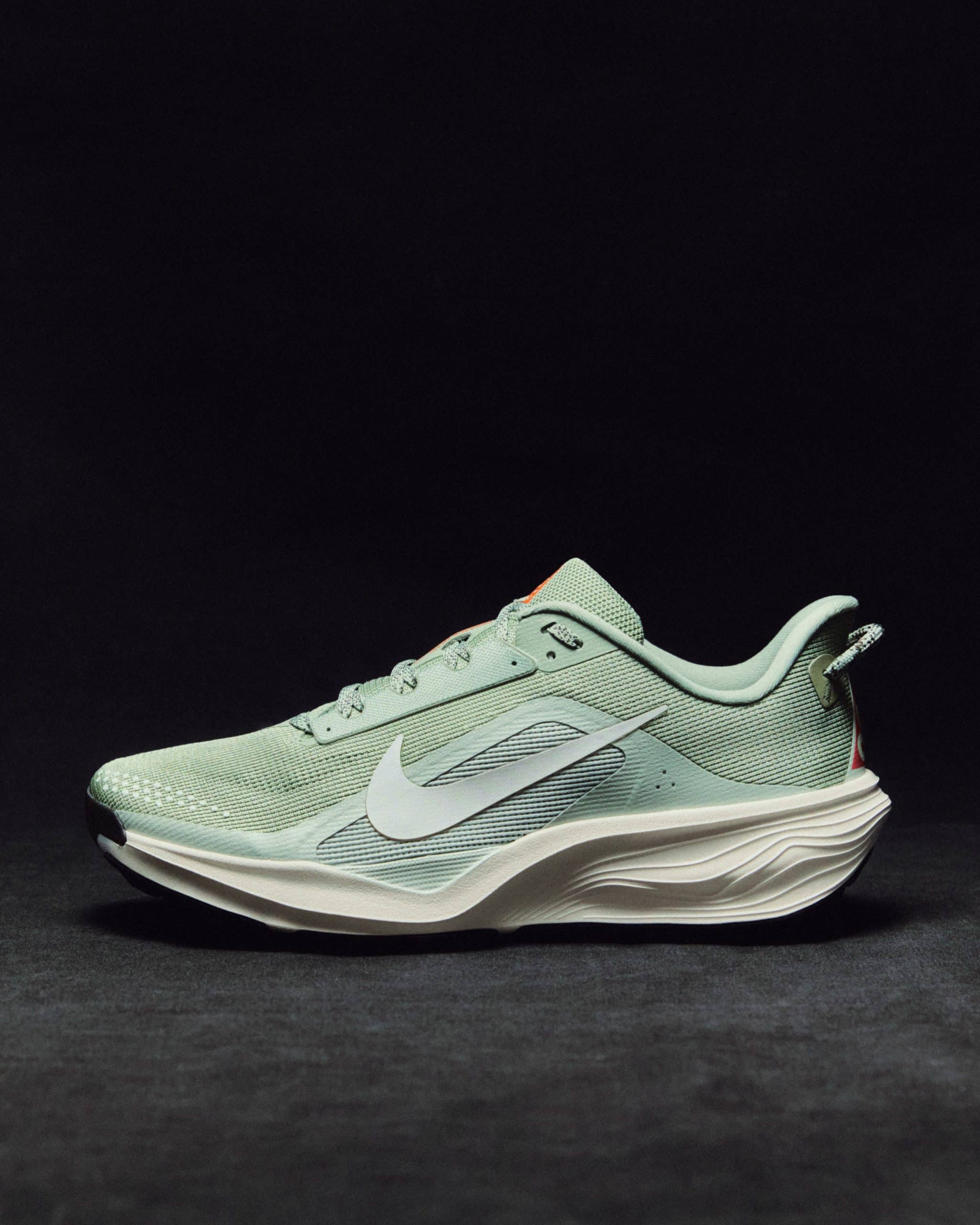 Nike dévoile la Pegasus 42 et la Pegasus ACG Trail. Nouvelle unité Air Zoom, mousse ReactX améliorée et version trail équipée de la semelle ATC 2.0 : l’icône du running revient plus dynamique sur route et prête à explorer le gravel et les sentiers.