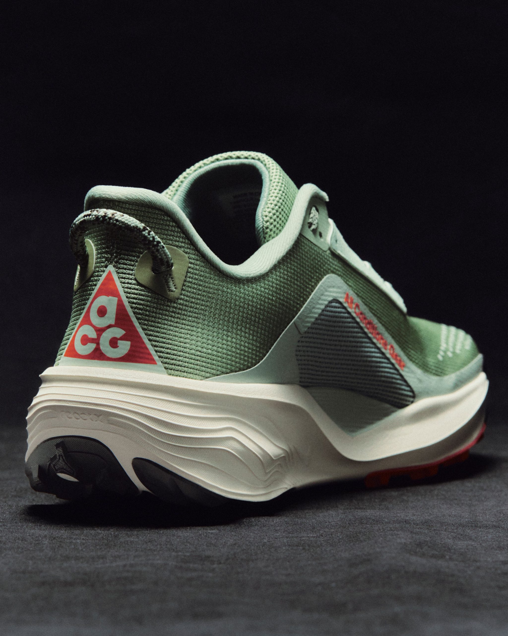 Nike dévoile la Pegasus 42 et la Pegasus ACG Trail. Nouvelle unité Air Zoom, mousse ReactX améliorée et version trail équipée de la semelle ATC 2.0 : l’icône du running revient plus dynamique sur route et prête à explorer le gravel et les sentiers.