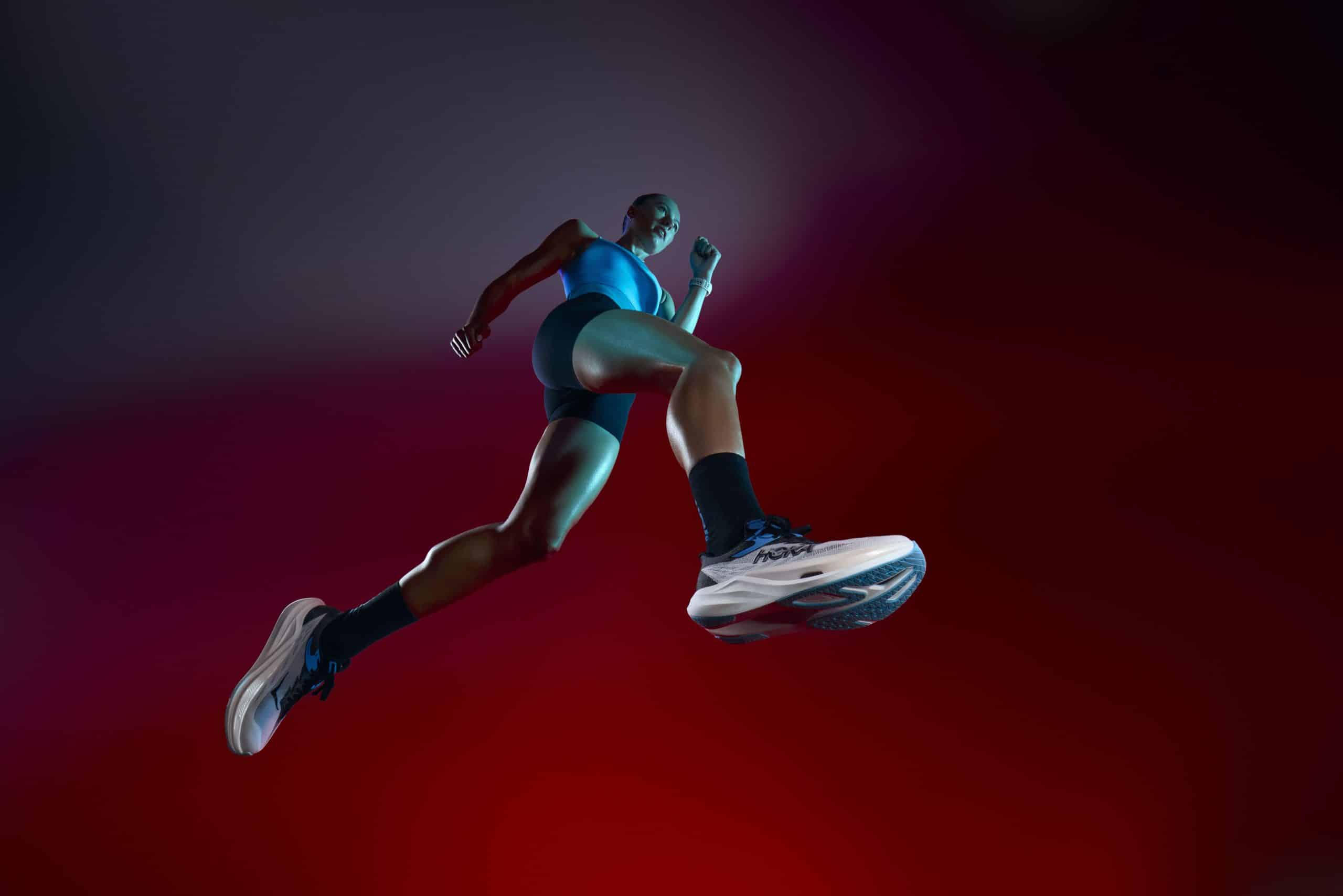 Hoka présente la Rocket X 3, troisième génération de sa gamme de chaussures dédiée à la performance sur route. Digne héritière de la Rocket X 2 qui avait fait l’unanimité chez les coureurs, cette nouvelle version affine encore plus la recette : plus légère, plus réactive et toujours taillée pour la vitesse. Conçue pour les coureurs exigeants en quête de RP, la Rocket X 3 s’annonce comme une alliée de choix pour affoler les chronos le Jour J.