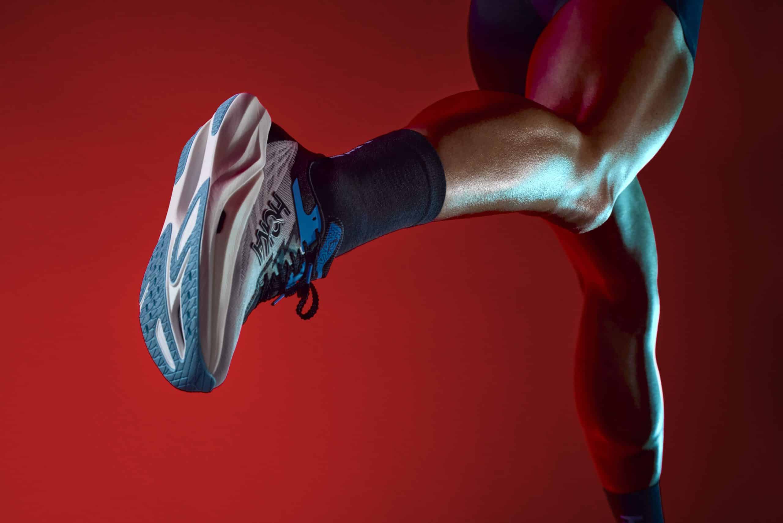 Hoka présente la Rocket X 3, troisième génération de sa gamme de chaussures dédiée à la performance sur route. Digne héritière de la Rocket X 2 qui avait fait l’unanimité chez les coureurs, cette nouvelle version affine encore plus la recette : plus légère, plus réactive et toujours taillée pour la vitesse. Conçue pour les coureurs exigeants en quête de RP, la Rocket X 3 s’annonce comme une alliée de choix pour affoler les chronos le Jour J.