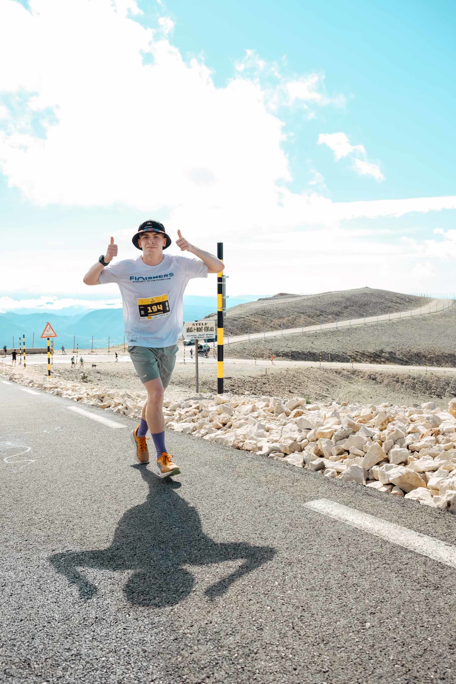 En juillet dernier, les coureurs du Tour de France se sont lancés à l’attaque du mythique Mont Ventoux pour la 18ème fois dans l'histoire de la Grande Boucle. Cette 16ème étape d’anthologie (Montpellier – Le Mont Ventoux) a couronné le Français Valentin Paret-Peintre face à l’Irlandais Ben Healy au terme d’un suspense de folie. Quelques semaines plus tôt, près de 1 500 coureurs ont affronté les pentes du "Géant de Provence" à l’occasion du Semi-marathon du Mont Ventoux Kookabarra. Alors, quel effort est le plus difficile ? Conquérir le sommet à vélo ou en courant ? Marathons.com a enfourché le vélo pour tenter l’ascension de ce colosse tandis que Manon Coste, victorieuse du 21 km de l’édition 2025, partage ses impressions sur la course.
