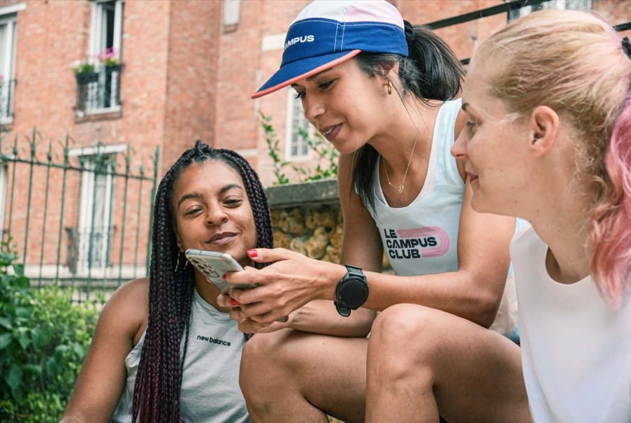 Campus, la célèbre application de coaching, a récemment publié la deuxième édition de sa grande enquête sur le running. L’occasion d’en savoir plus sur les tendances du running en 2025, une activité en plein boom. Allure moyenne, distance parcourue, volume d’entraînement, course préférée... Tour d’horizon des habitudes qui façonnent la pratique de la course à pied en France.