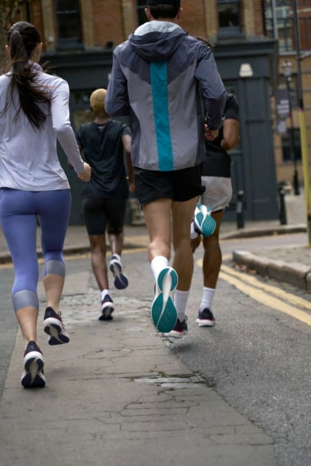 Modèle emblématique de la marque japonaise depuis 1997, la Mizuno Wave Rider revient dans une 29e version, toujours fidèle à son ADN mais avec des évolutions qui la propulsent à un nouveau niveau de performance. Cette nouvelle édition mise sur plus de confort, une meilleure réactivité, et une construction pensée pour les coureurs réguliers à la recherche d’un modèle fiable, polyvalent et durable. La Wave Rider 29 reste une valeur sûre pour les runneuses et runners de tous niveaux, du débutant ambitieux au marathonien confirmé.