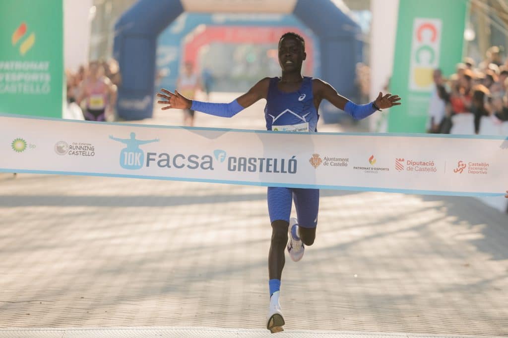 10 km de Castellón 2026 : Harbert Kibet s’impose en 26’39, Yann Schrub bat le record d’Europe en 26’43, Megan Keith recordwoman européenne. Une course folle en Espagne.