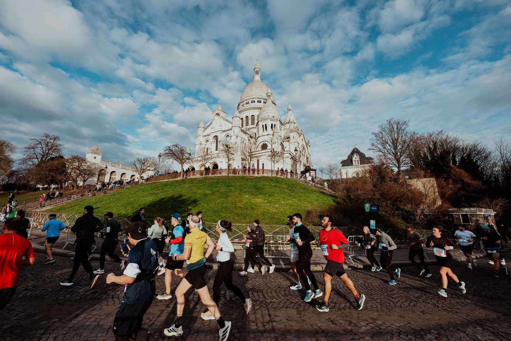 10 000 coureurs se sont élancés dans les rues du 18e arrondissement de Paris pour la première édition du 10 km Montmartre AG2R La Mondiale.
