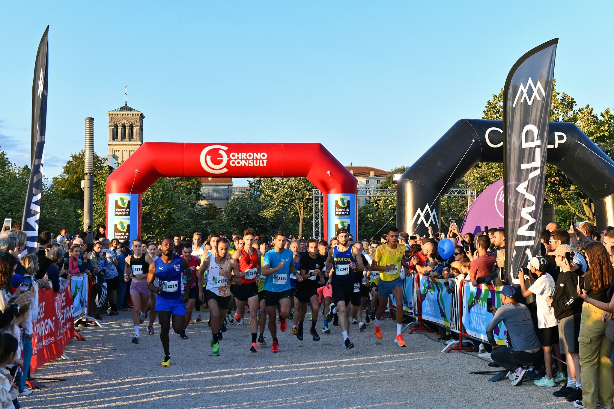 Organisés par la ville depuis 2022, les 5 km et 10 km de Valence (Drôme) ont réuni, ce dimanche 27 septembre, 2000 coureurs.