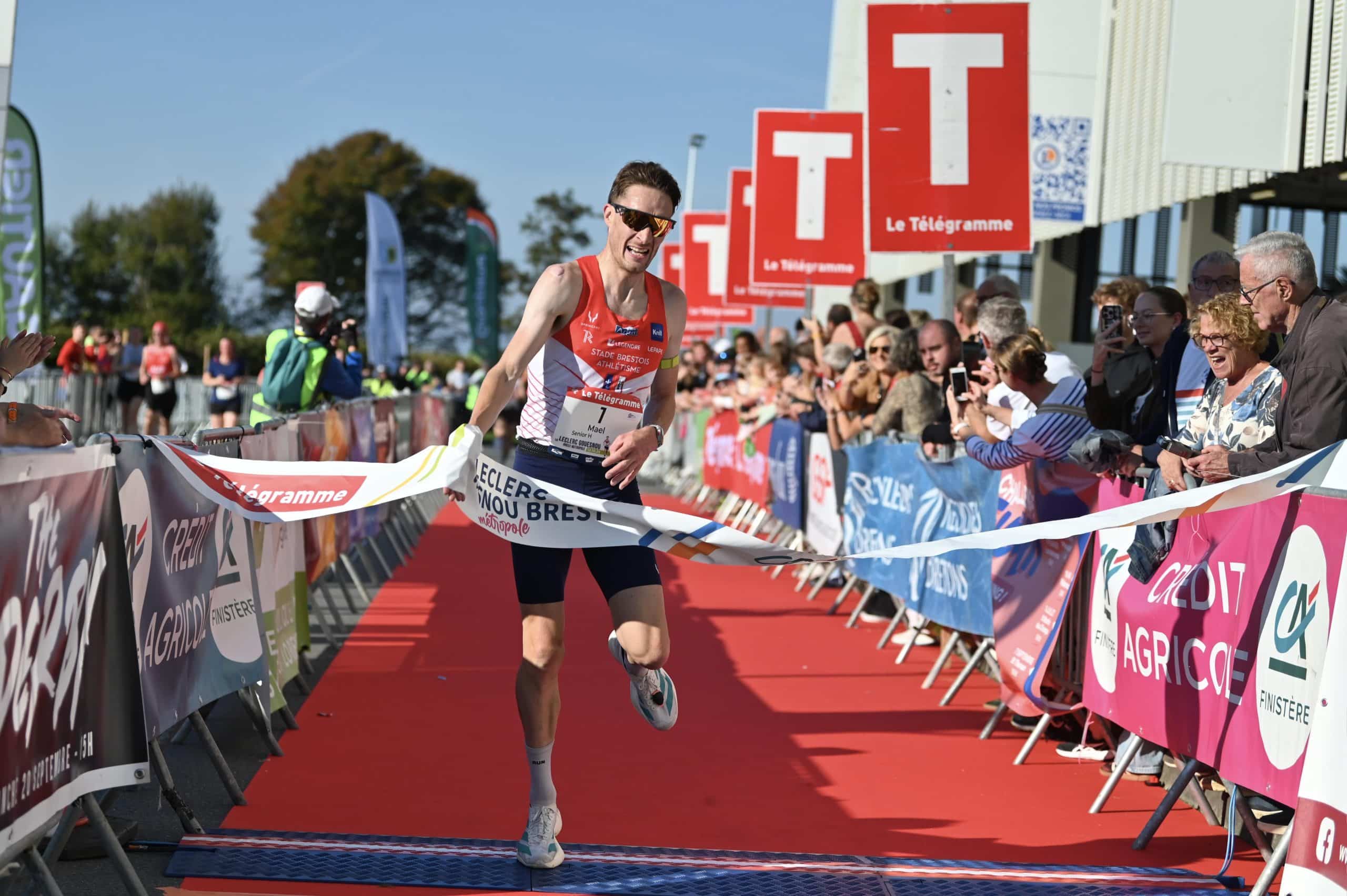 À Gouesnou, la Bretagne avait rendez-vous avec le cœur et les jambes. Dimanche, sous un ciel brestois prêt à exploser, Maël Sicot (30’19) a signé un retour triomphal sur le 10 km de la Leclerc Gouesnou Brest Métropole, retrouvant son trône après un an de galère. Marie Lohéac-Bouchard, elle, a déroulé son autorité avec une victoire nette en 33’42, nouveau record de l’épreuve.