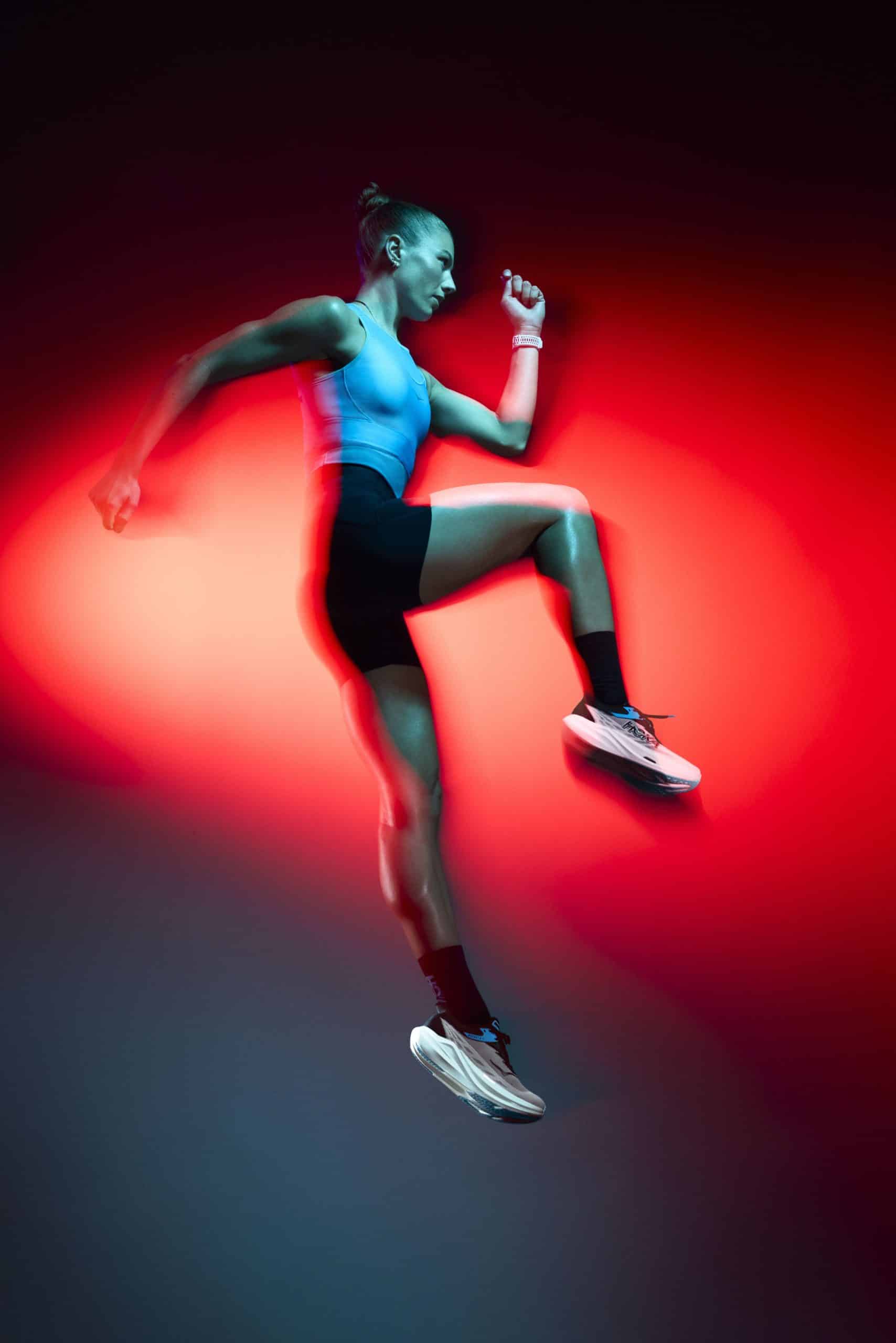 Hoka présente la Rocket X 3, troisième génération de sa gamme de chaussures dédiée à la performance sur route. Digne héritière de la Rocket X 2 qui avait fait l’unanimité chez les coureurs, cette nouvelle version affine encore plus la recette : plus légère, plus réactive et toujours taillée pour la vitesse. Conçue pour les coureurs exigeants en quête de RP, la Rocket X 3 s’annonce comme une alliée de choix pour affoler les chronos le Jour J.