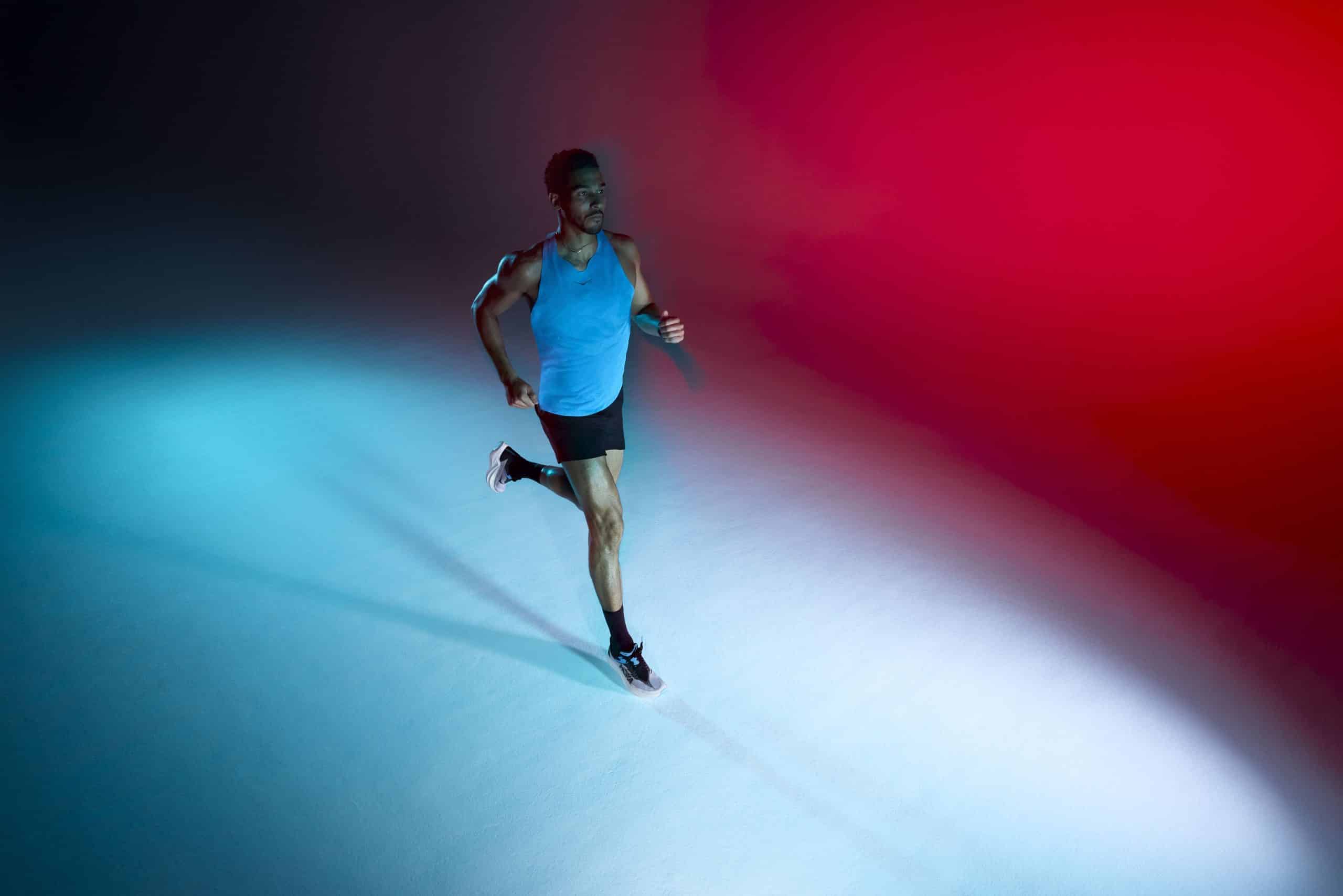 Hoka présente la Rocket X 3, troisième génération de sa gamme de chaussures dédiée à la performance sur route. Digne héritière de la Rocket X 2 qui avait fait l’unanimité chez les coureurs, cette nouvelle version affine encore plus la recette : plus légère, plus réactive et toujours taillée pour la vitesse. Conçue pour les coureurs exigeants en quête de RP, la Rocket X 3 s’annonce comme une alliée de choix pour affoler les chronos le Jour J.