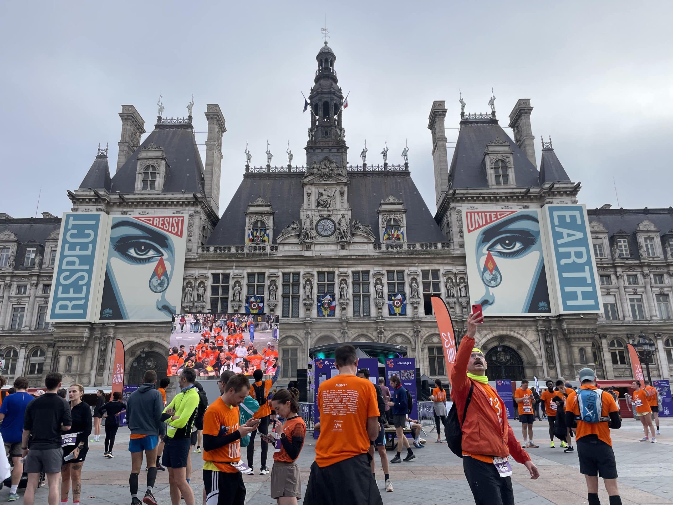 L’événement 13-Unis, organisé par l’Association française des Victimes du Terrorisme, a rassemblé 3000 coureurs et marcheurs, dix ans après les attentats de novembre 2015, ce dimanche sur le parvis de l’Hôtel de Ville, où le village de la Fraternité permettait à chacun de se ressourcer après la course de la Liberté de 15 km ou la marche de l’Égalité de 7 km.