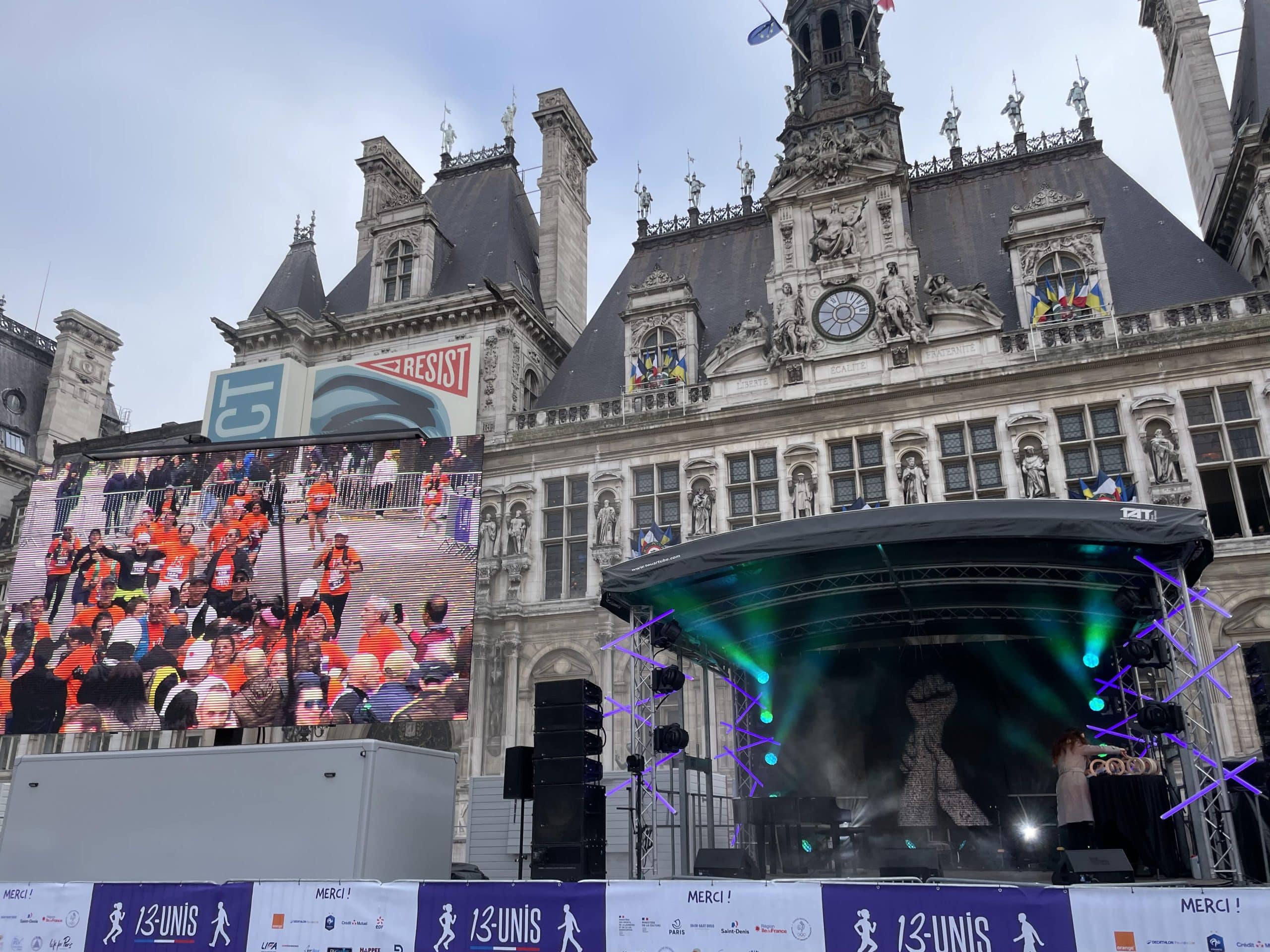 L’événement 13-Unis, organisé par l’Association française des Victimes du Terrorisme, a rassemblé 3000 coureurs et marcheurs, dix ans après les attentats de novembre 2015, ce dimanche sur le parvis de l’Hôtel de Ville, où le village de la Fraternité permettait à chacun de se ressourcer après la course de la Liberté de 15 km ou la marche de l’Égalité de 7 km.