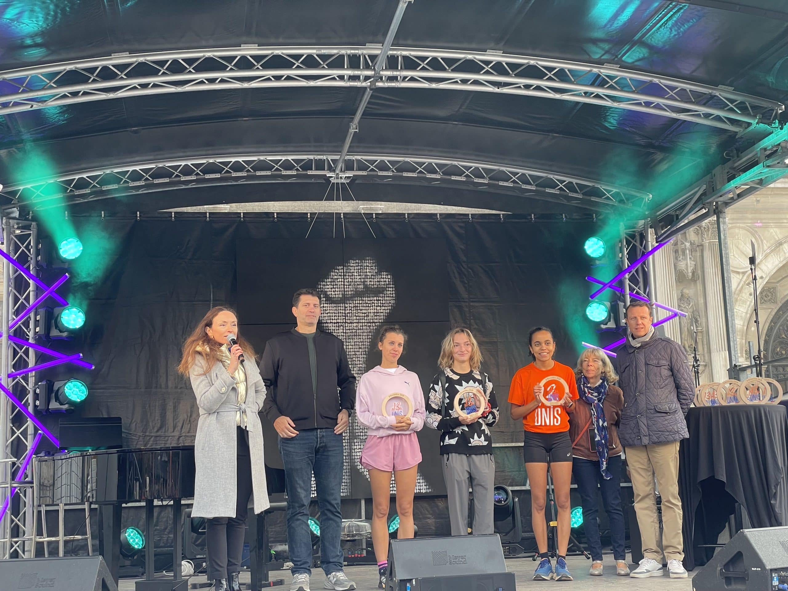 L’événement 13-Unis, organisé par l’Association française des Victimes du Terrorisme, a rassemblé 3000 coureurs et marcheurs, dix ans après les attentats de novembre 2015, ce dimanche sur le parvis de l’Hôtel de Ville, où le village de la Fraternité permettait à chacun de se ressourcer après la course de la Liberté de 15 km ou la marche de l’Égalité de 7 km.