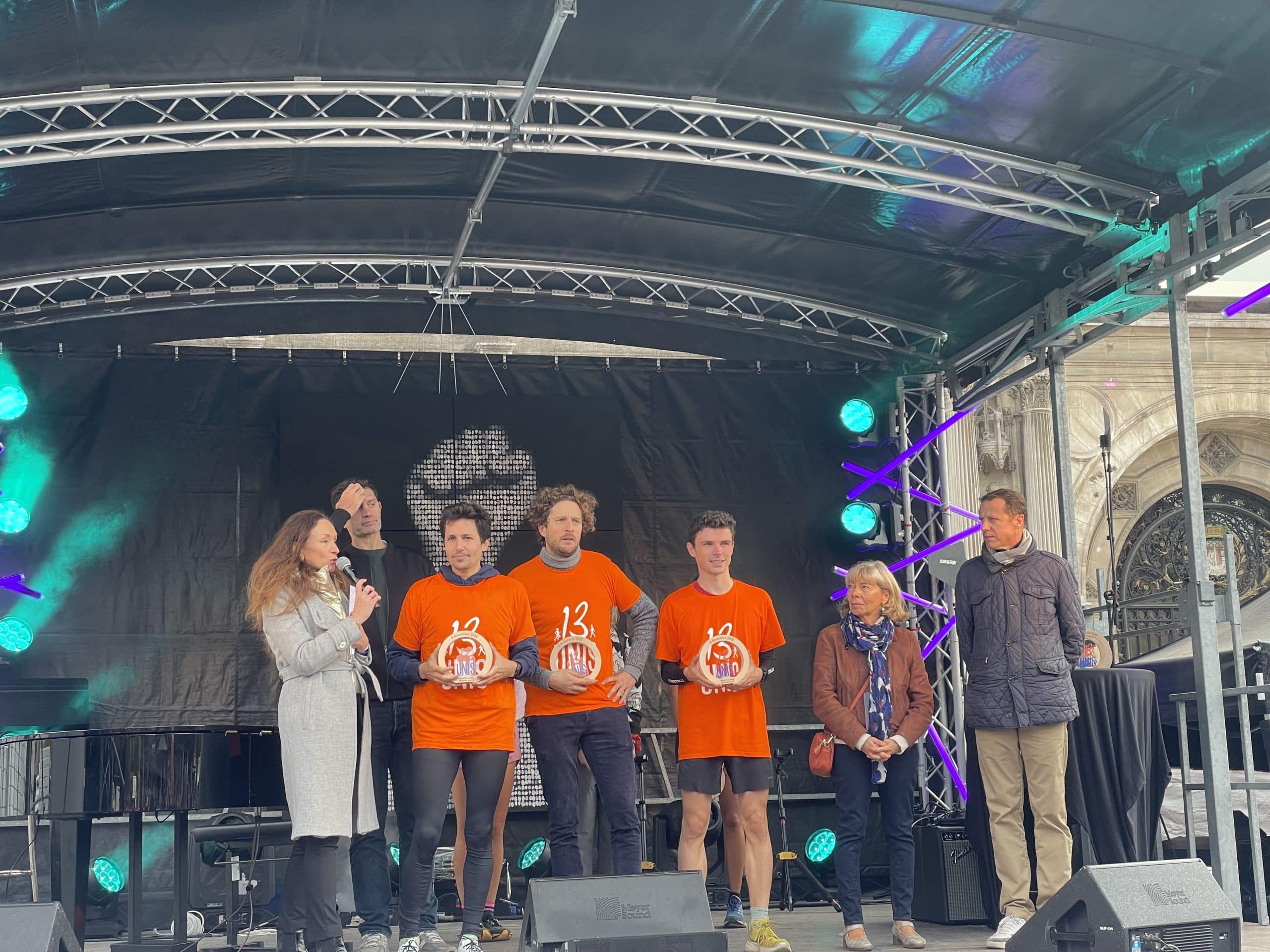 L’événement 13-Unis, organisé par l’Association française des Victimes du Terrorisme, a rassemblé 3000 coureurs et marcheurs, dix ans après les attentats de novembre 2015, ce dimanche sur le parvis de l’Hôtel de Ville, où le village de la Fraternité permettait à chacun de se ressourcer après la course de la Liberté de 15 km ou la marche de l’Égalité de 7 km.