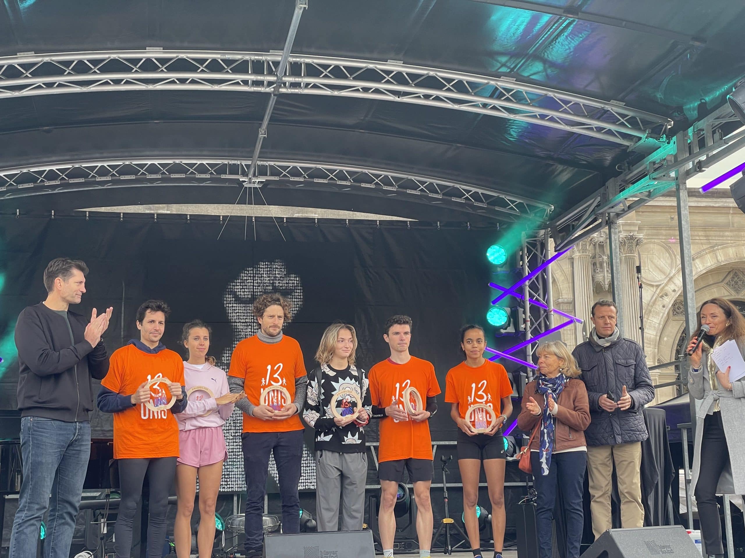 L’événement 13-Unis, organisé par l’Association française des Victimes du Terrorisme, a rassemblé 3000 coureurs et marcheurs, dix ans après les attentats de novembre 2015, ce dimanche sur le parvis de l’Hôtel de Ville, où le village de la Fraternité permettait à chacun de se ressourcer après la course de la Liberté de 15 km ou la marche de l’Égalité de 7 km.