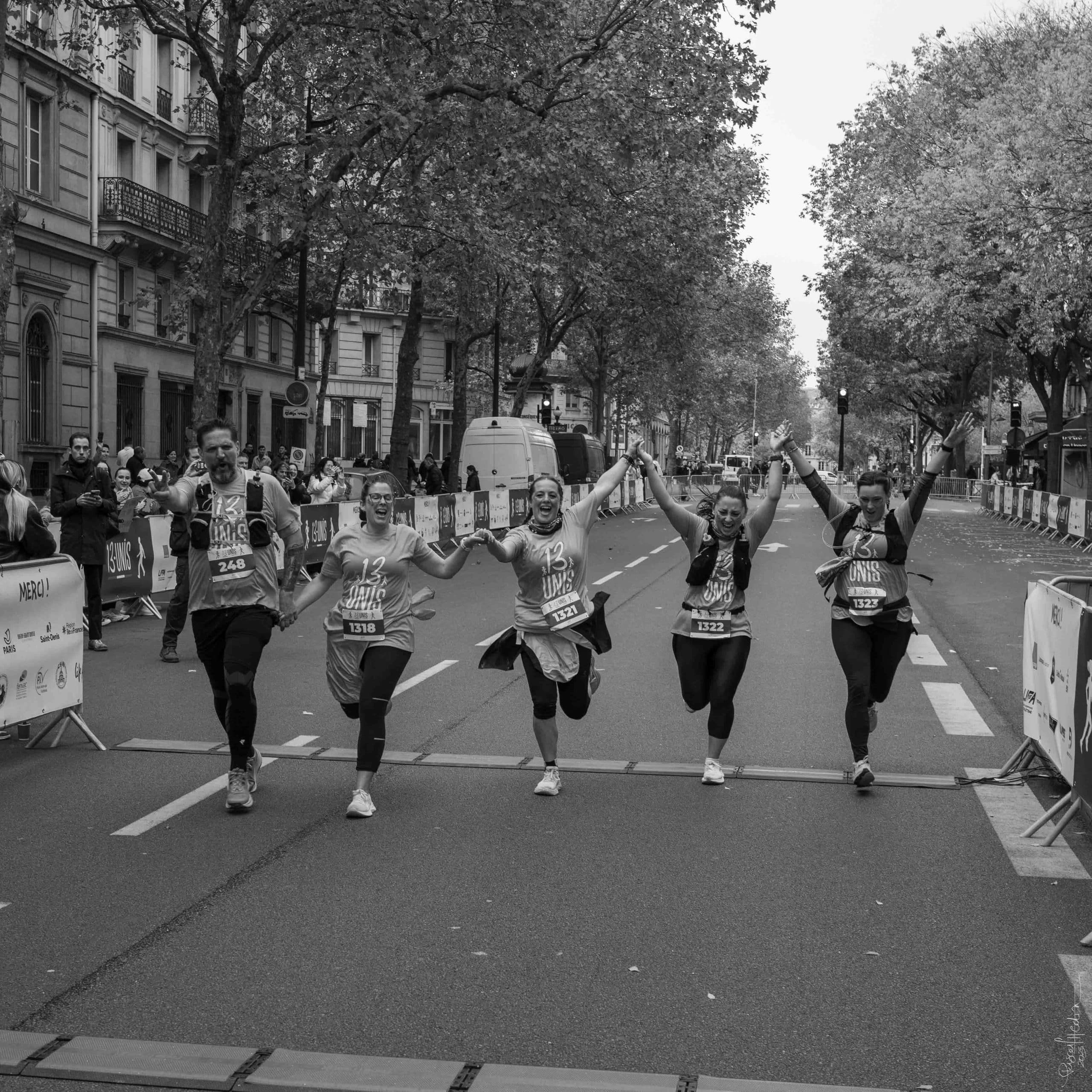 L’événement 13-Unis, organisé par l’Association française des Victimes du Terrorisme, a rassemblé 3000 coureurs et marcheurs, dix ans après les attentats de novembre 2015, ce dimanche sur le parvis de l’Hôtel de Ville, où le village de la Fraternité permettait à chacun de se ressourcer après la course de la Liberté de 15 km ou la marche de l’Égalité de 7 km.