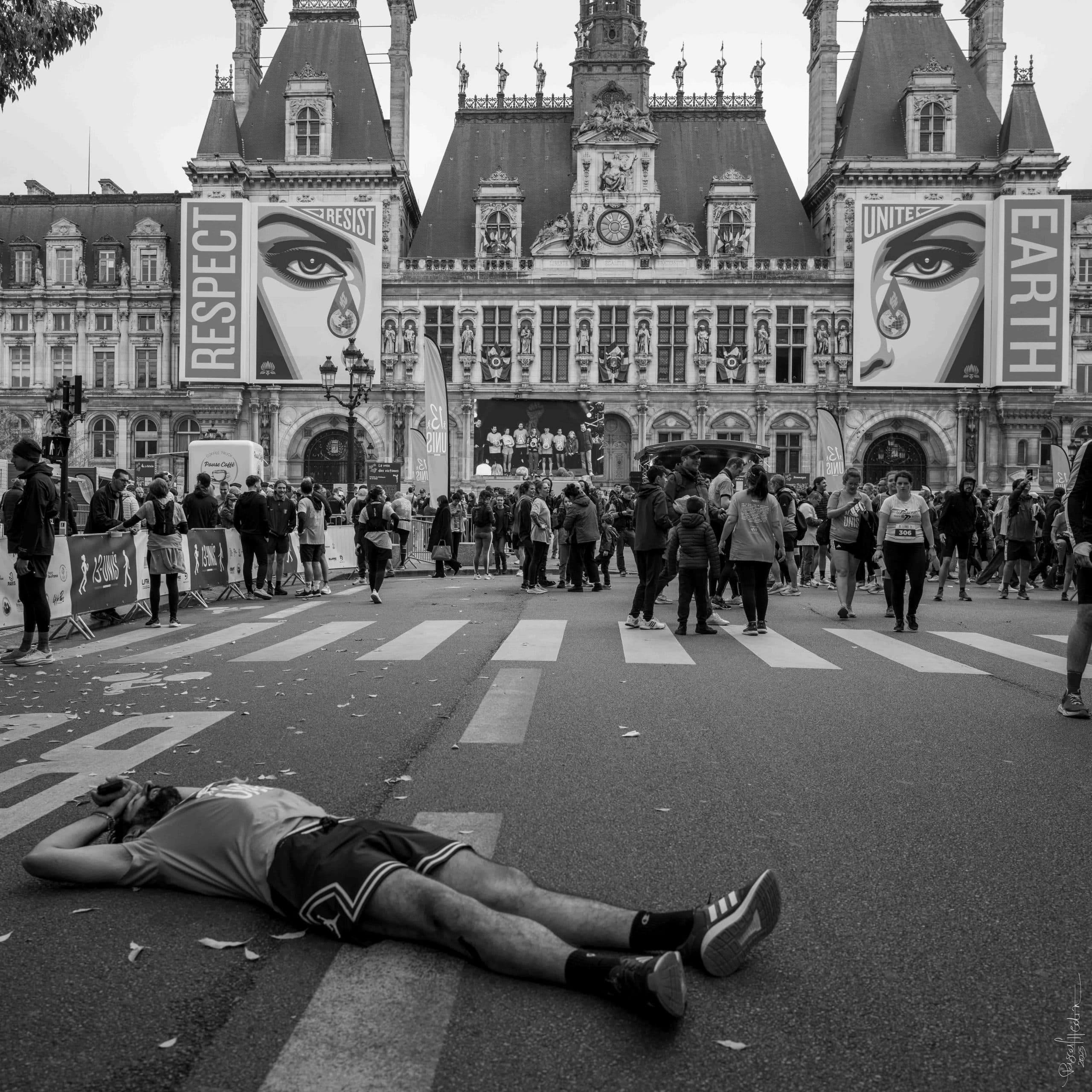 L’événement 13-Unis, organisé par l’Association française des Victimes du Terrorisme, a rassemblé 3000 coureurs et marcheurs, dix ans après les attentats de novembre 2015, ce dimanche sur le parvis de l’Hôtel de Ville, où le village de la Fraternité permettait à chacun de se ressourcer après la course de la Liberté de 15 km ou la marche de l’Égalité de 7 km.