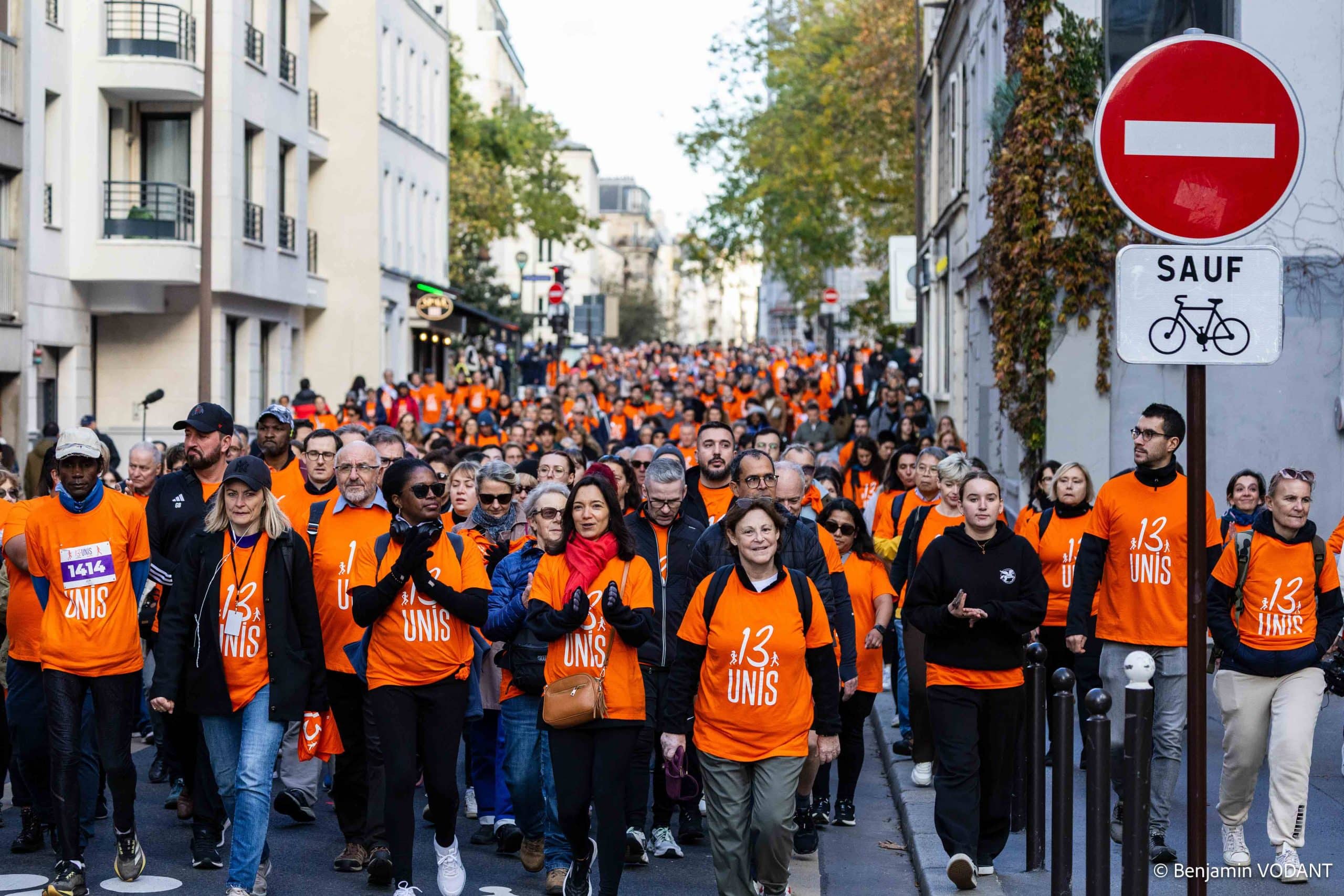 L’événement 13-Unis, organisé par l’Association française des Victimes du Terrorisme, a rassemblé 3000 coureurs et marcheurs, dix ans après les attentats de novembre 2015, ce dimanche sur le parvis de l’Hôtel de Ville, où le village de la Fraternité permettait à chacun de se ressourcer après la course de la Liberté de 15 km ou la marche de l’Égalité de 7 km.