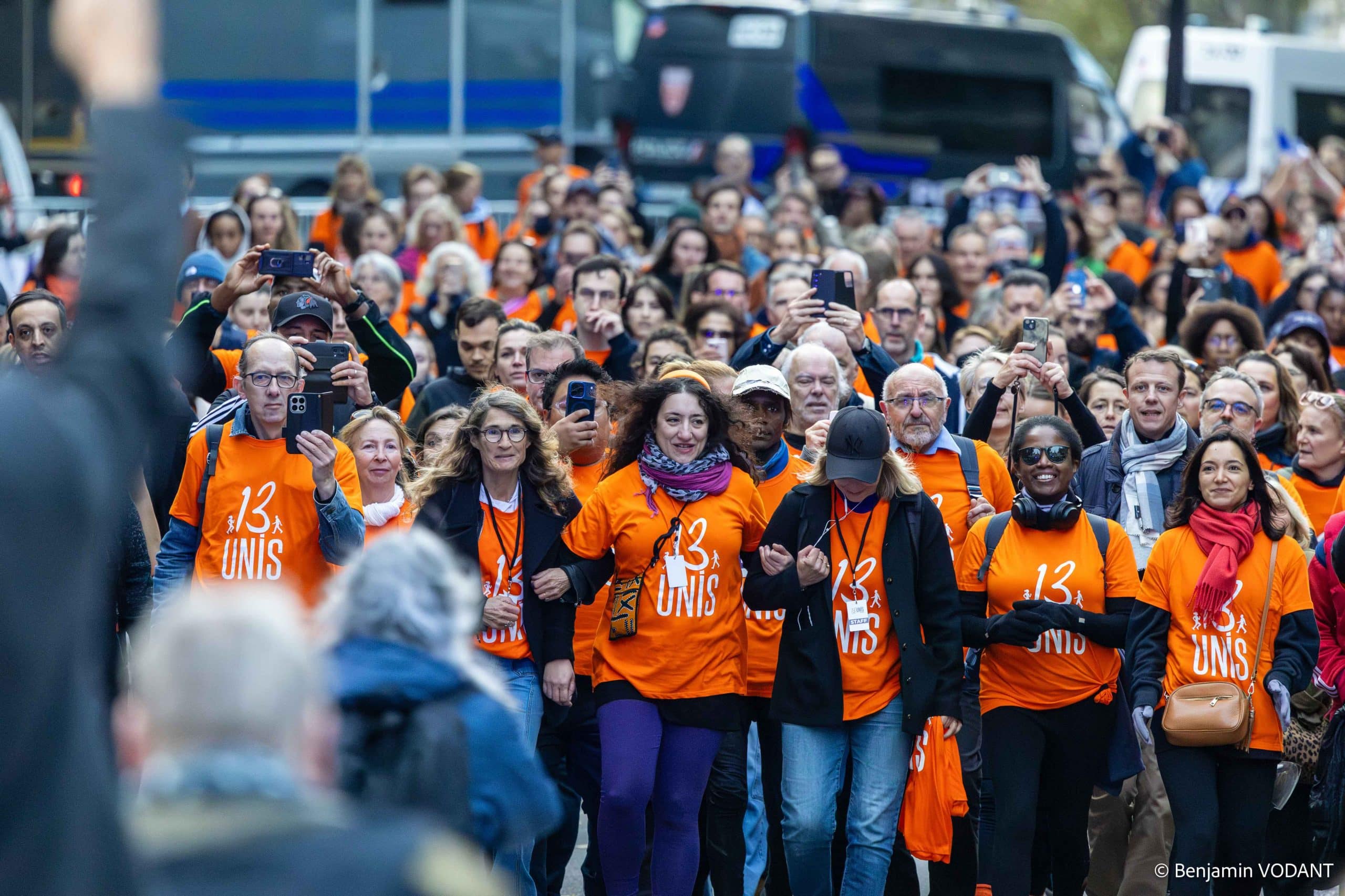 L’événement 13-Unis, organisé par l’Association française des Victimes du Terrorisme, a rassemblé 3000 coureurs et marcheurs, dix ans après les attentats de novembre 2015, ce dimanche sur le parvis de l’Hôtel de Ville, où le village de la Fraternité permettait à chacun de se ressourcer après la course de la Liberté de 15 km ou la marche de l’Égalité de 7 km.
