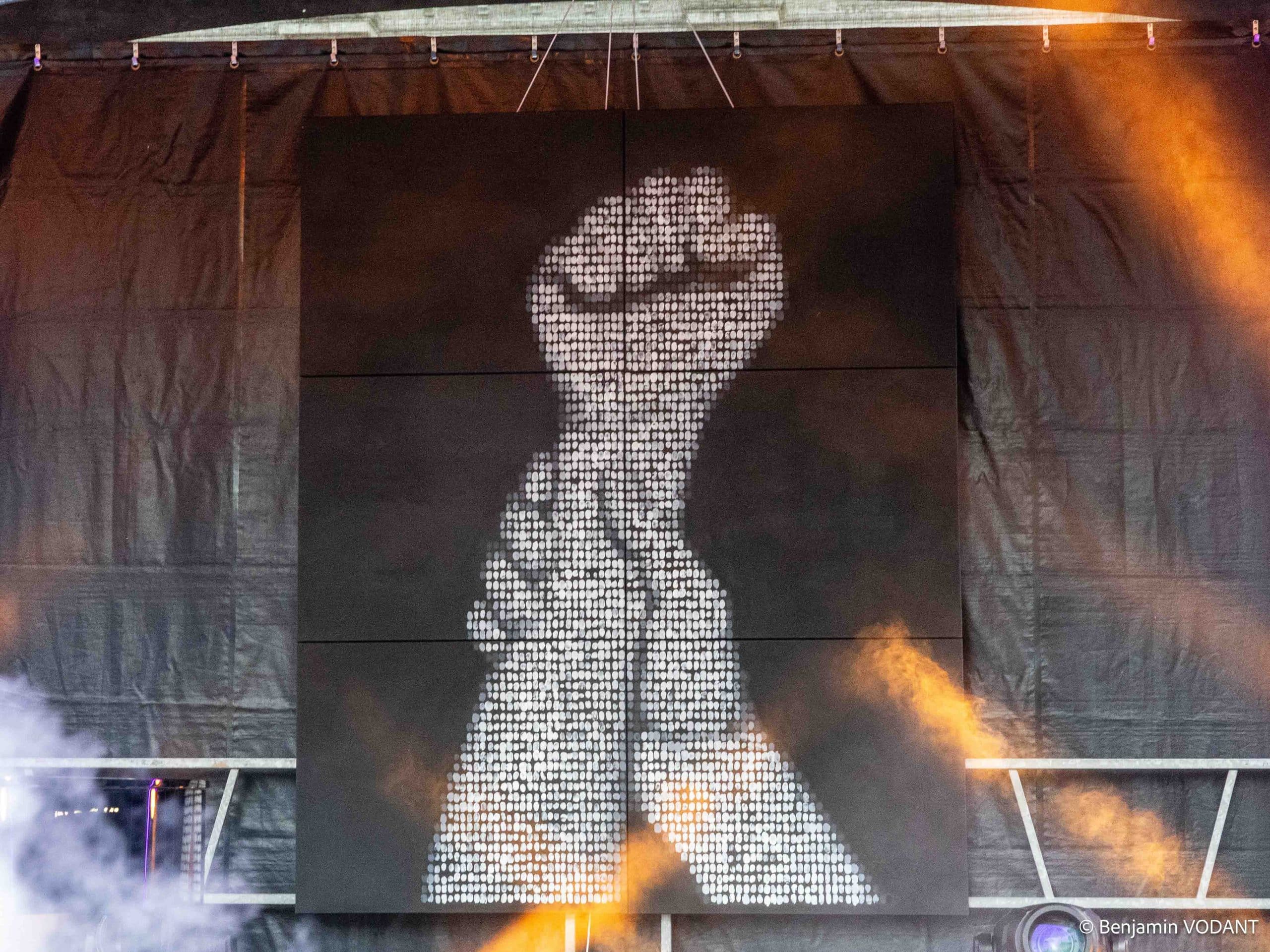 L’événement 13-Unis, organisé par l’Association française des Victimes du Terrorisme, a rassemblé 3000 coureurs et marcheurs, dix ans après les attentats de novembre 2015, ce dimanche sur le parvis de l’Hôtel de Ville, où le village de la Fraternité permettait à chacun de se ressourcer après la course de la Liberté de 15 km ou la marche de l’Égalité de 7 km.