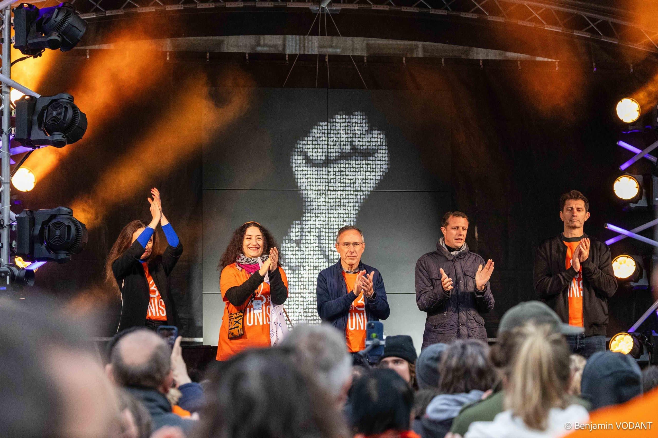 L’événement 13-Unis, organisé par l’Association française des Victimes du Terrorisme, a rassemblé 3000 coureurs et marcheurs, dix ans après les attentats de novembre 2015, ce dimanche sur le parvis de l’Hôtel de Ville, où le village de la Fraternité permettait à chacun de se ressourcer après la course de la Liberté de 15 km ou la marche de l’Égalité de 7 km.