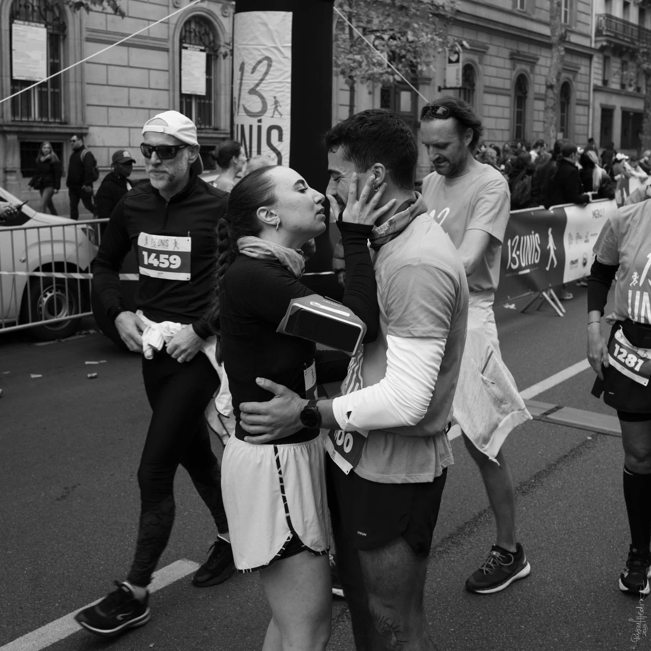 L’événement 13-Unis, organisé par l’Association française des Victimes du Terrorisme, a rassemblé 3000 coureurs et marcheurs, dix ans après les attentats de novembre 2015, ce dimanche sur le parvis de l’Hôtel de Ville, où le village de la Fraternité permettait à chacun de se ressourcer après la course de la Liberté de 15 km ou la marche de l’Égalité de 7 km.