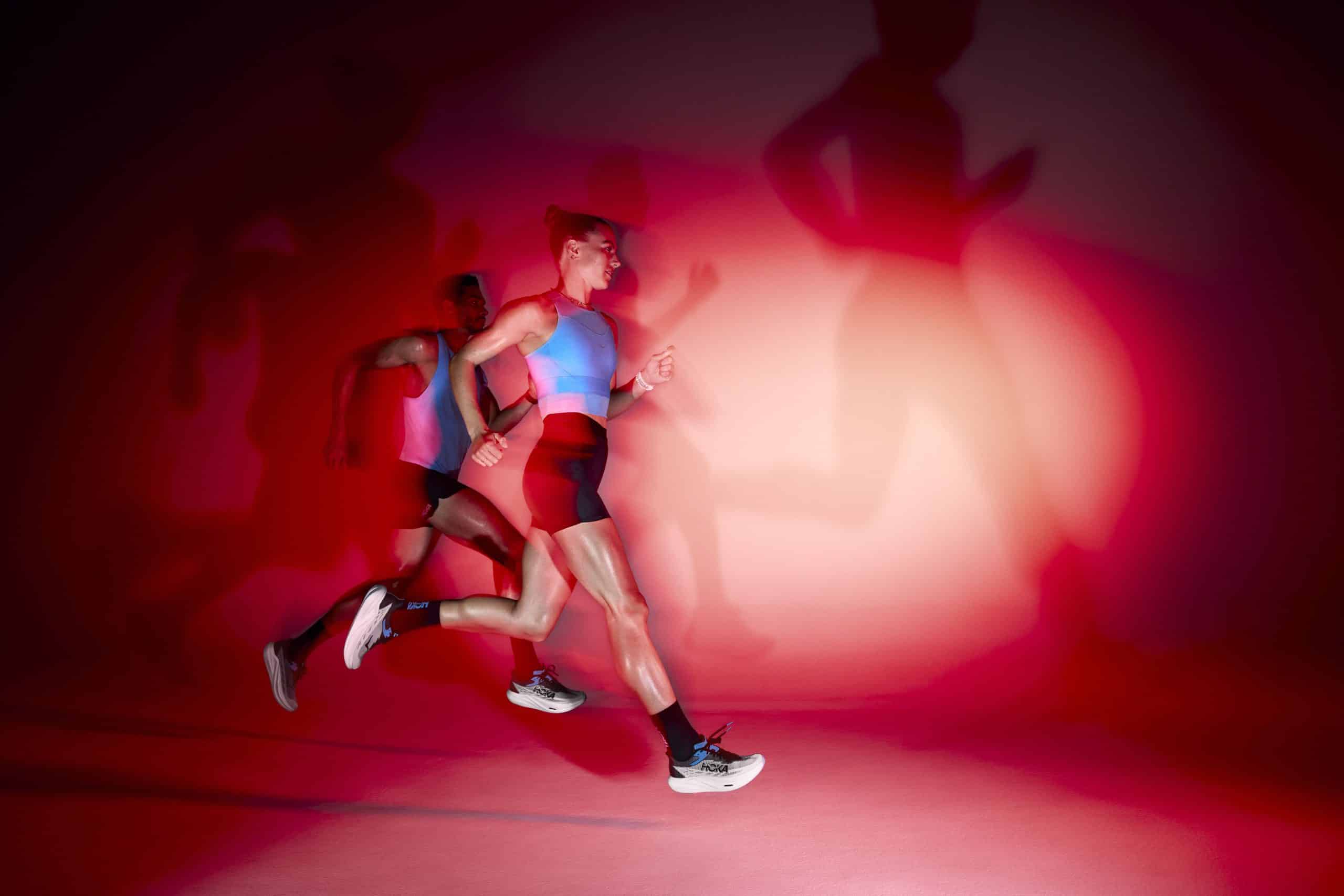 Hoka présente la Rocket X 3, troisième génération de sa gamme de chaussures dédiée à la performance sur route. Digne héritière de la Rocket X 2 qui avait fait l’unanimité chez les coureurs, cette nouvelle version affine encore plus la recette : plus légère, plus réactive et toujours taillée pour la vitesse. Conçue pour les coureurs exigeants en quête de RP, la Rocket X 3 s’annonce comme une alliée de choix pour affoler les chronos le Jour J.