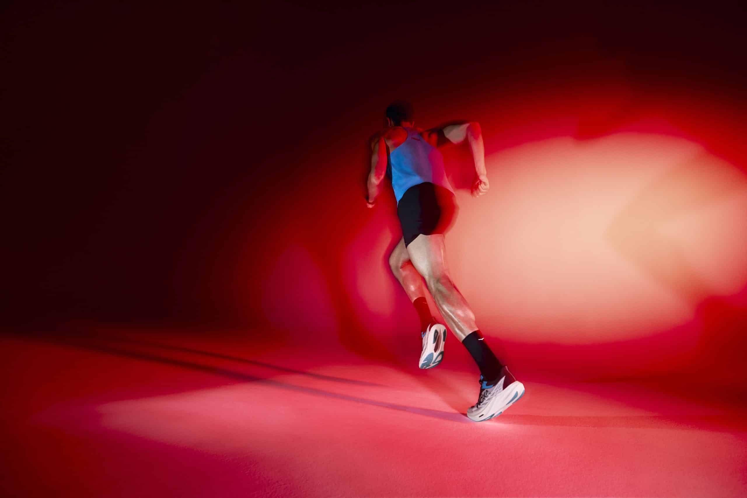 Hoka présente la Rocket X 3, troisième génération de sa gamme de chaussures dédiée à la performance sur route. Digne héritière de la Rocket X 2 qui avait fait l’unanimité chez les coureurs, cette nouvelle version affine encore plus la recette : plus légère, plus réactive et toujours taillée pour la vitesse. Conçue pour les coureurs exigeants en quête de RP, la Rocket X 3 s’annonce comme une alliée de choix pour affoler les chronos le Jour J.