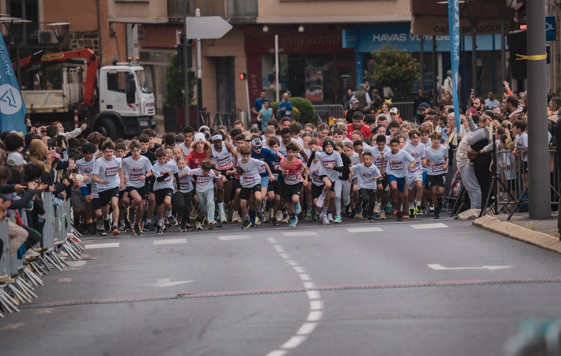 Ce dimanche 3 mai se tenait la mythique course des 15 km du Puy-en-Velay, en Haute-Loire. Une édition 2026 marquée par un record de participation, mais aussi par de nombreuses performances, à l’image du local Louis Michel ou encore de l’internationale Mélanie Allier, premiers tricolores de l’étape.