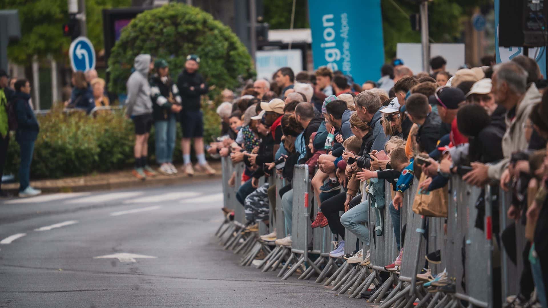 Ce dimanche 3 mai se tenait la mythique course des 15 km du Puy-en-Velay, en Haute-Loire. Une édition 2026 marquée par un record de participation, mais aussi par de nombreuses performances, à l’image du local Louis Michel ou encore de l’internationale Mélanie Allier, premiers tricolores de l’étape.
