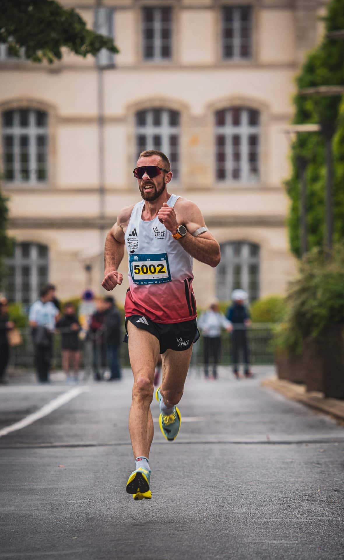 Ce dimanche 3 mai se tenait la mythique course des 15 km du Puy-en-Velay, en Haute-Loire. Une édition 2026 marquée par un record de participation, mais aussi par de nombreuses performances, à l’image du local Louis Michel ou encore de l’internationale Mélanie Allier, premiers tricolores de l’étape.