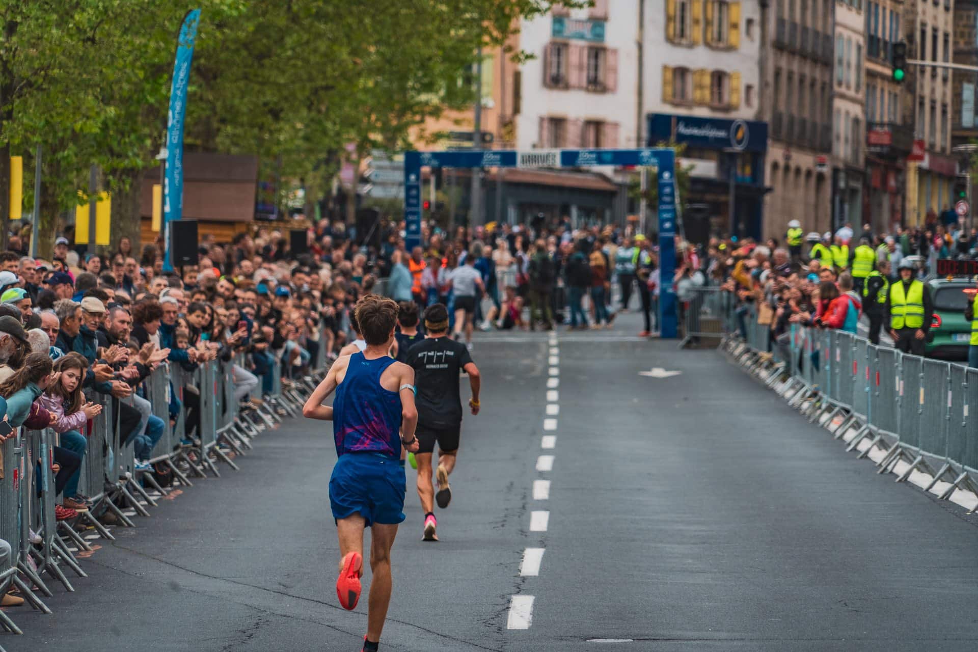 Ce dimanche 3 mai se tenait la mythique course des 15 km du Puy-en-Velay, en Haute-Loire. Une édition 2026 marquée par un record de participation, mais aussi par de nombreuses performances, à l’image du local Louis Michel ou encore de l’internationale Mélanie Allier, premiers tricolores de l’étape.
