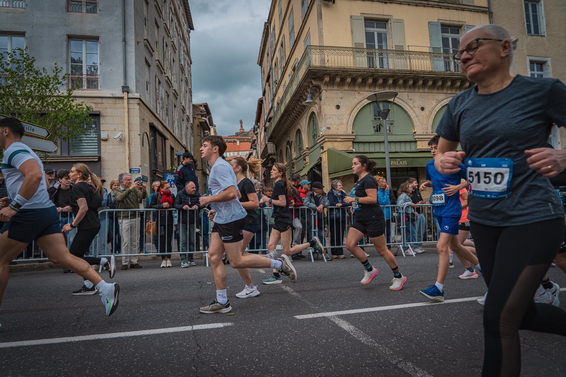 Ce dimanche 3 mai se tenait la mythique course des 15 km du Puy-en-Velay, en Haute-Loire. Une édition 2026 marquée par un record de participation, mais aussi par de nombreuses performances, à l’image du local Louis Michel ou encore de l’internationale Mélanie Allier, premiers tricolores de l’étape.
