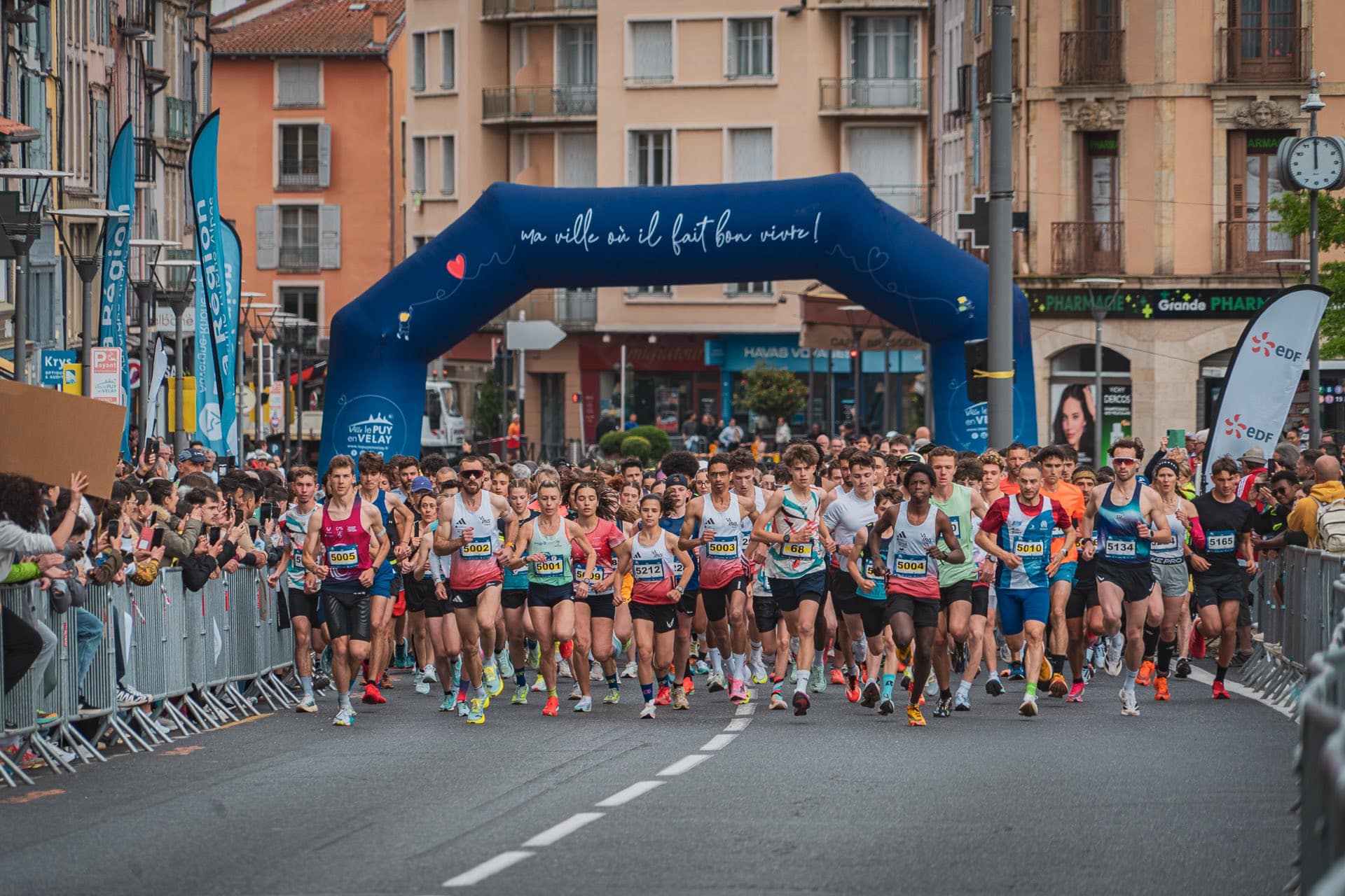 Ce dimanche 3 mai se tenait la mythique course des 15 km du Puy-en-Velay, en Haute-Loire. Une édition 2026 marquée par un record de participation, mais aussi par de nombreuses performances, à l’image du local Louis Michel ou encore de l’internationale Mélanie Allier, premiers tricolores de l’étape.