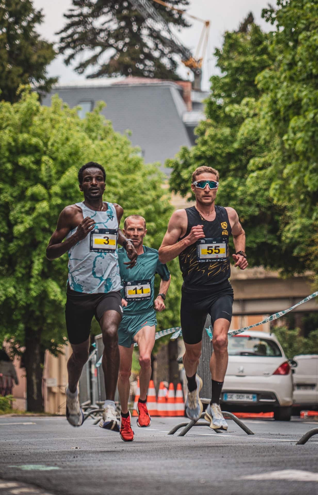 Ce dimanche 3 mai se tenait la mythique course des 15 km du Puy-en-Velay, en Haute-Loire. Une édition 2026 marquée par un record de participation, mais aussi par de nombreuses performances, à l’image du local Louis Michel ou encore de l’internationale Mélanie Allier, premiers tricolores de l’étape.