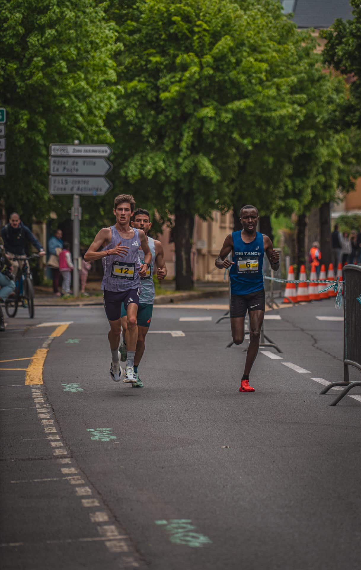 Ce dimanche 3 mai se tenait la mythique course des 15 km du Puy-en-Velay, en Haute-Loire. Une édition 2026 marquée par un record de participation, mais aussi par de nombreuses performances, à l’image du local Louis Michel ou encore de l’internationale Mélanie Allier, premiers tricolores de l’étape.