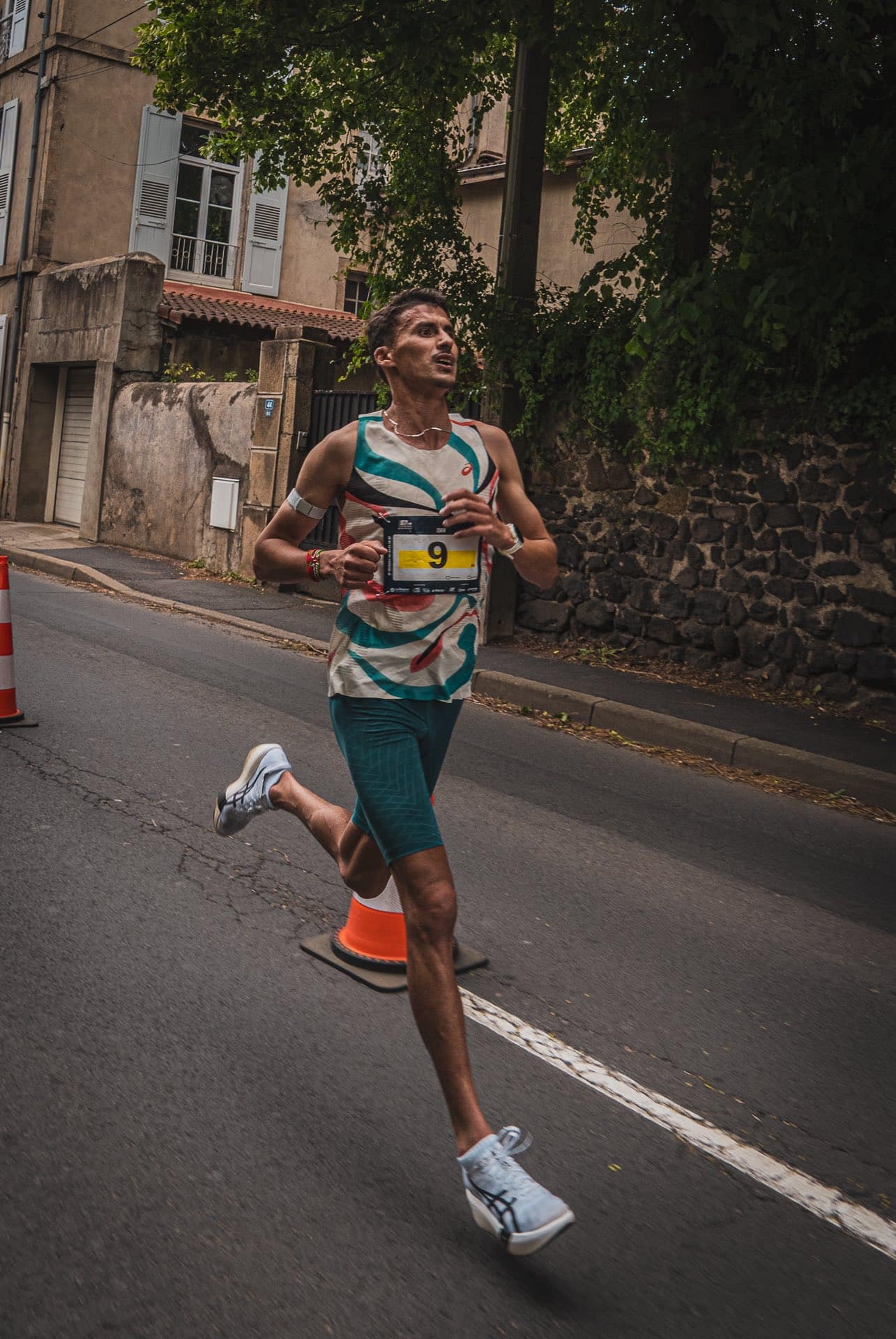 Ce dimanche 3 mai se tenait la mythique course des 15 km du Puy-en-Velay, en Haute-Loire. Une édition 2026 marquée par un record de participation, mais aussi par de nombreuses performances, à l’image du local Louis Michel ou encore de l’internationale Mélanie Allier, premiers tricolores de l’étape.