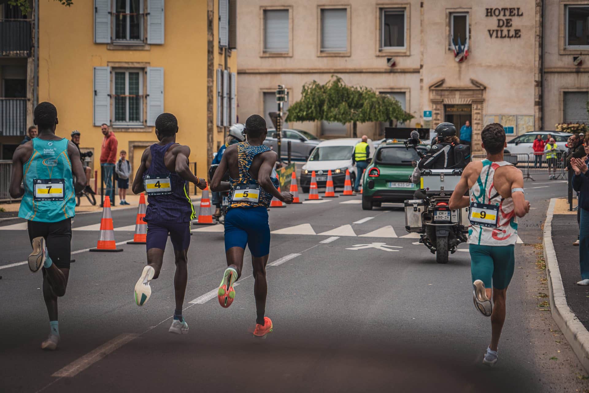 Ce dimanche 3 mai se tenait la mythique course des 15 km du Puy-en-Velay, en Haute-Loire. Une édition 2026 marquée par un record de participation, mais aussi par de nombreuses performances, à l’image du local Louis Michel ou encore de l’internationale Mélanie Allier, premiers tricolores de l’étape.