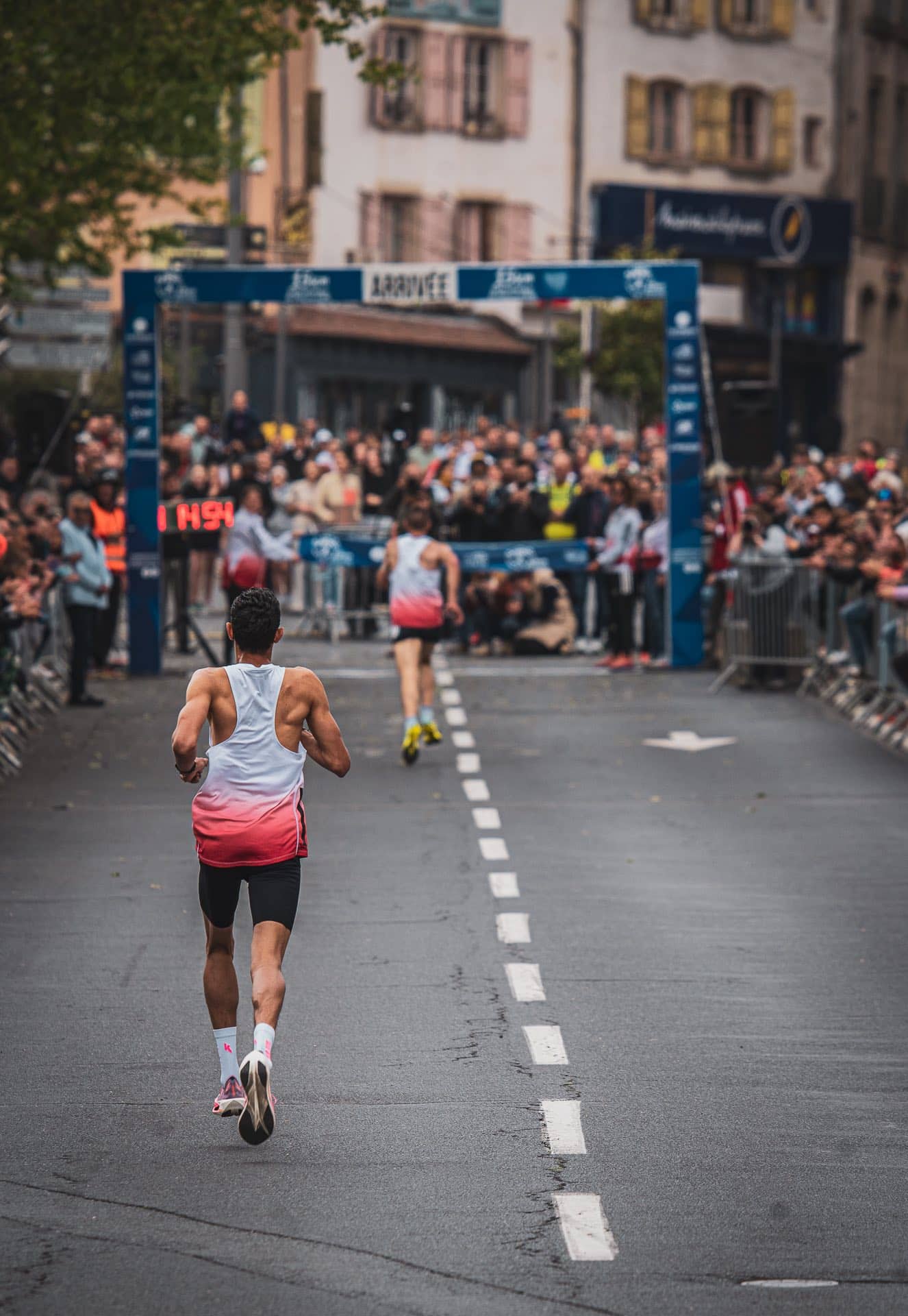 Ce dimanche 3 mai se tenait la mythique course des 15 km du Puy-en-Velay, en Haute-Loire. Une édition 2026 marquée par un record de participation, mais aussi par de nombreuses performances, à l’image du local Louis Michel ou encore de l’internationale Mélanie Allier, premiers tricolores de l’étape.