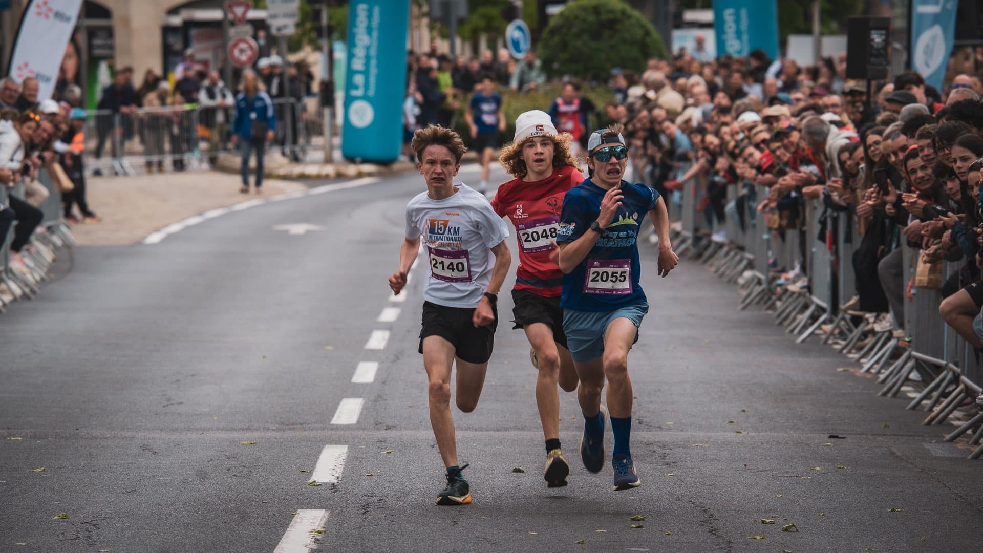 Ce dimanche 3 mai se tenait la mythique course des 15 km du Puy-en-Velay, en Haute-Loire. Une édition 2026 marquée par un record de participation, mais aussi par de nombreuses performances, à l’image du local Louis Michel ou encore de l’internationale Mélanie Allier, premiers tricolores de l’étape.