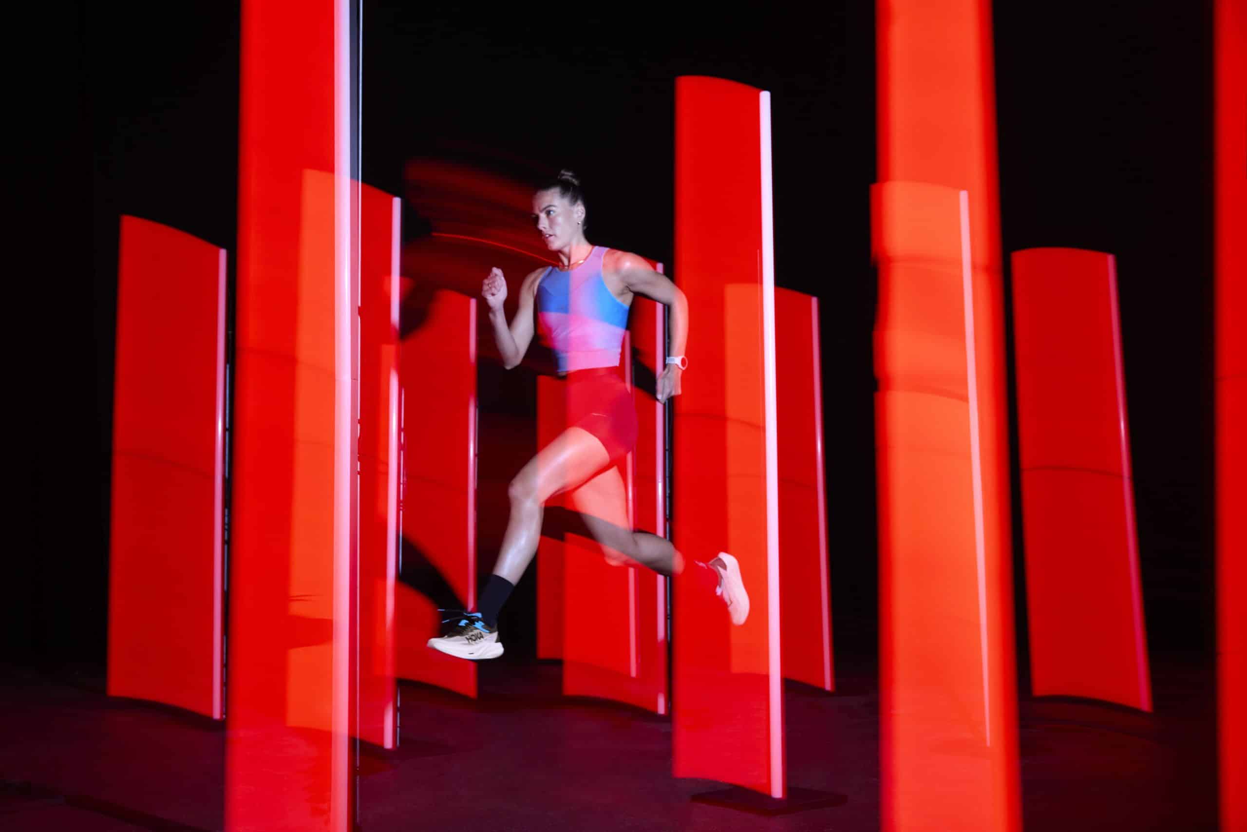 Hoka présente la Rocket X 3, troisième génération de sa gamme de chaussures dédiée à la performance sur route. Digne héritière de la Rocket X 2 qui avait fait l’unanimité chez les coureurs, cette nouvelle version affine encore plus la recette : plus légère, plus réactive et toujours taillée pour la vitesse. Conçue pour les coureurs exigeants en quête de RP, la Rocket X 3 s’annonce comme une alliée de choix pour affoler les chronos le Jour J.