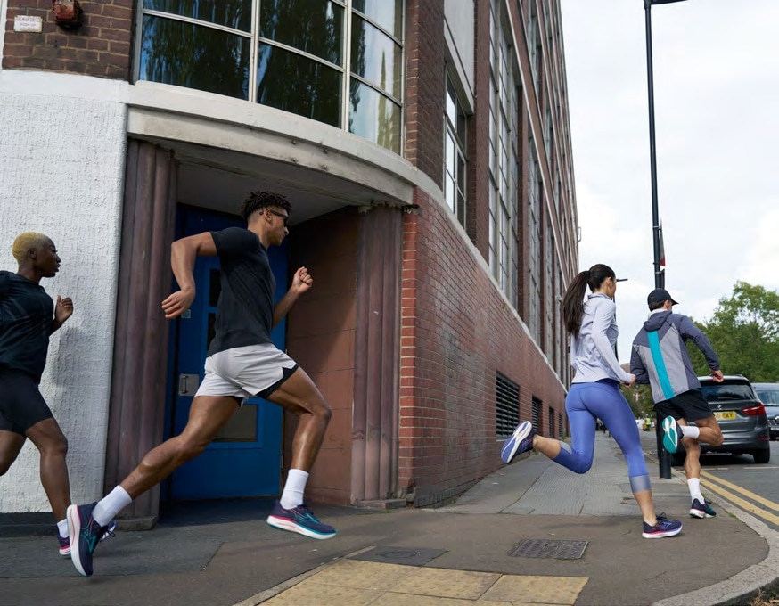 Modèle emblématique de la marque japonaise depuis 1997, la Mizuno Wave Rider revient dans une 29e version, toujours fidèle à son ADN mais avec des évolutions qui la propulsent à un nouveau niveau de performance. Cette nouvelle édition mise sur plus de confort, une meilleure réactivité, et une construction pensée pour les coureurs réguliers à la recherche d’un modèle fiable, polyvalent et durable. La Wave Rider 29 reste une valeur sûre pour les runneuses et runners de tous niveaux, du débutant ambitieux au marathonien confirmé.
