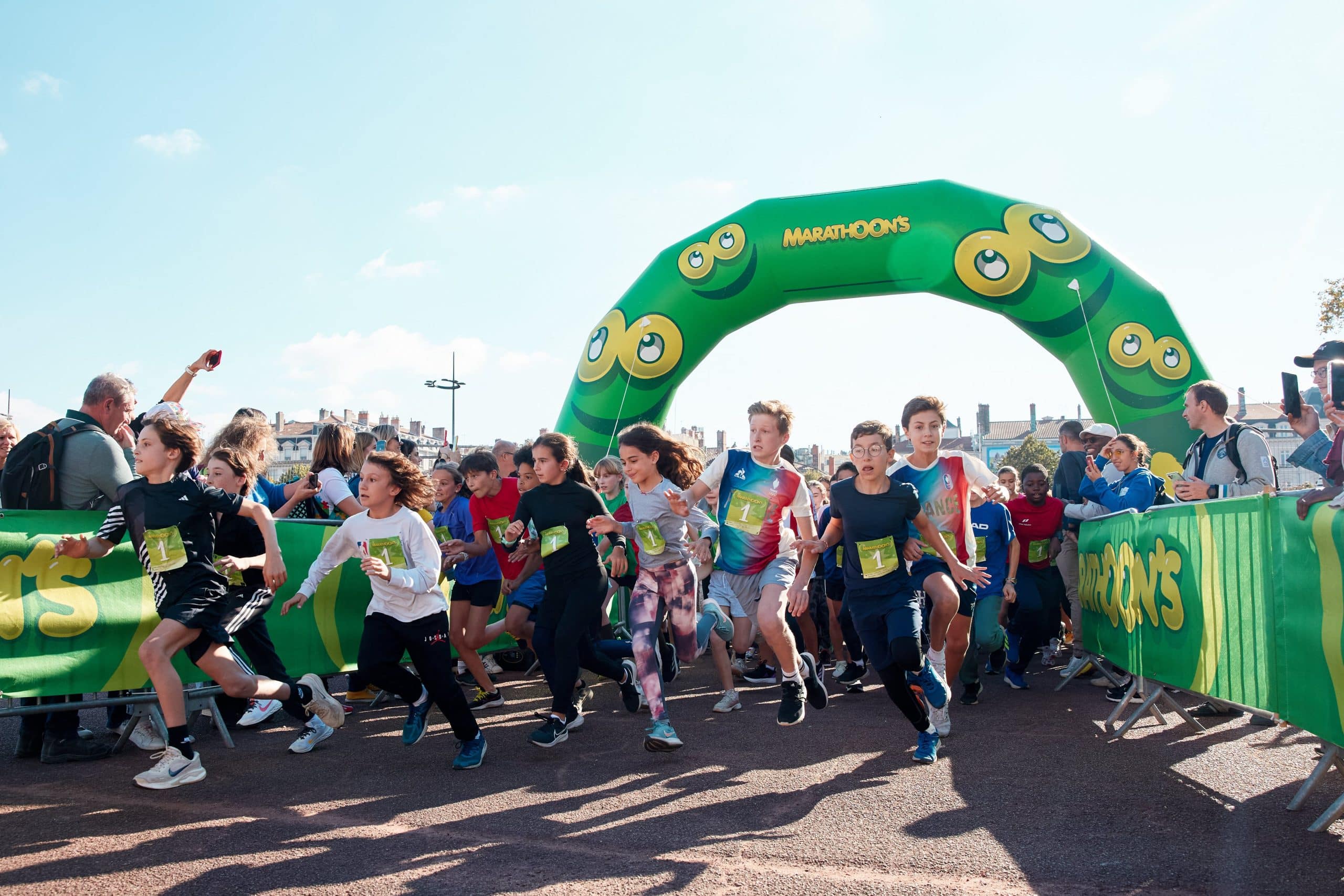 Dimanche 5 octobre, Lyon va battre au rythme des foulées de milliers de coureurs. L’événement majeur du calendrier running français Run In Lyon by Harmonie Mutuelle revient avec une édition record : 33 000 coureurs attendus sur la ligne de départ, répartis entre 3 distances : marathon, semi et 10 km. Une vague humaine impressionnante qui va transformer la capitale des Gaules en gigantesque terrain de jeu pour les passionnés de running.