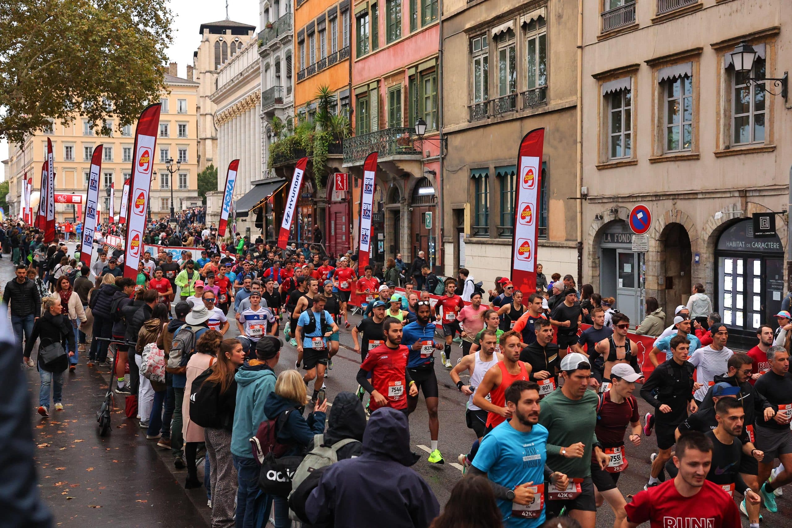 Dimanche 5 octobre, Lyon va battre au rythme des foulées de milliers de coureurs. L’événement majeur du calendrier running français Run In Lyon by Harmonie Mutuelle revient avec une édition record : 33 000 coureurs attendus sur la ligne de départ, répartis entre 3 distances : marathon, semi et 10 km. Une vague humaine impressionnante qui va transformer la capitale des Gaules en gigantesque terrain de jeu pour les passionnés de running.