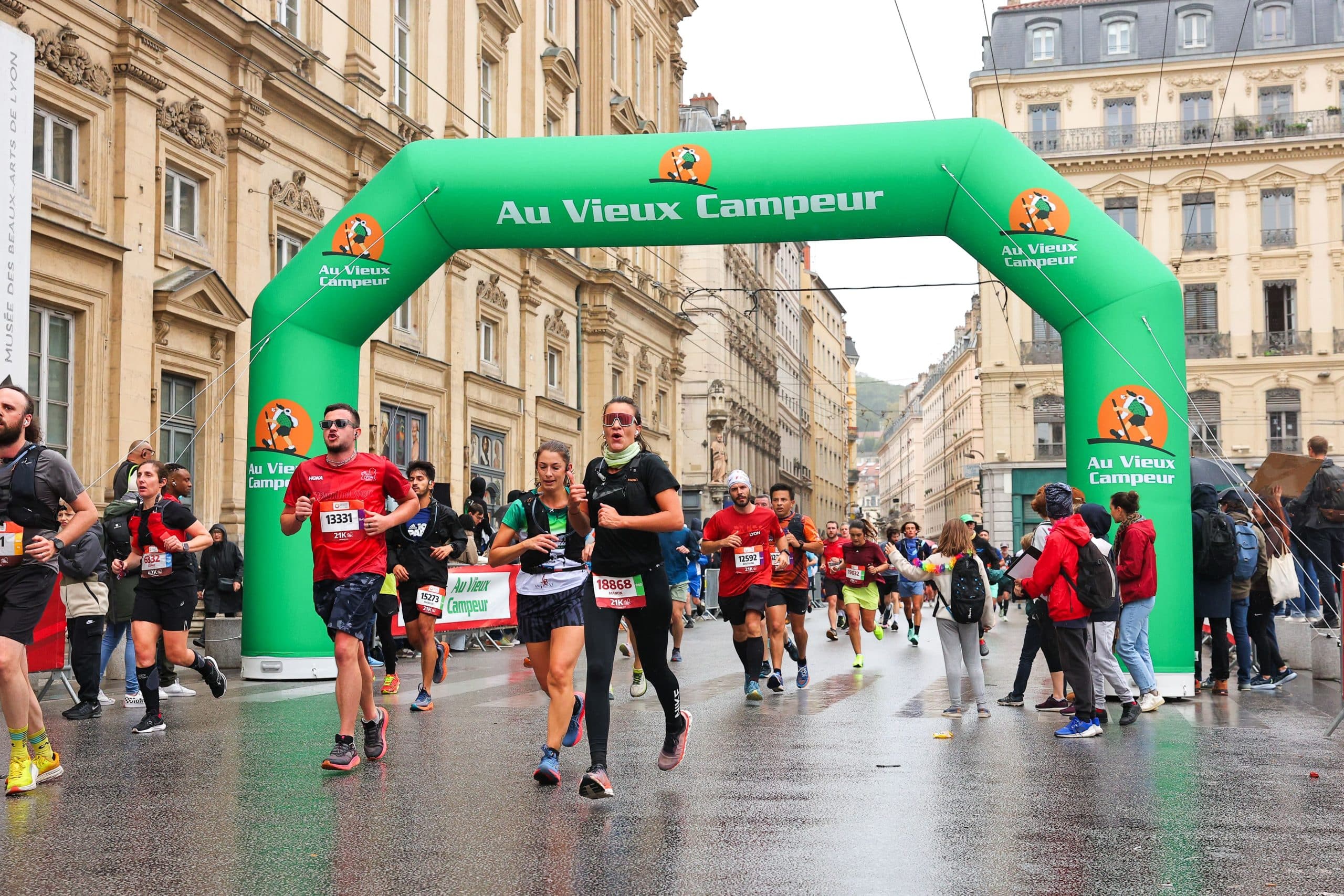 Dimanche 5 octobre, Lyon va battre au rythme des foulées de milliers de coureurs. L’événement majeur du calendrier running français Run In Lyon by Harmonie Mutuelle revient avec une édition record : 33 000 coureurs attendus sur la ligne de départ, répartis entre 3 distances : marathon, semi et 10 km. Une vague humaine impressionnante qui va transformer la capitale des Gaules en gigantesque terrain de jeu pour les passionnés de running.
