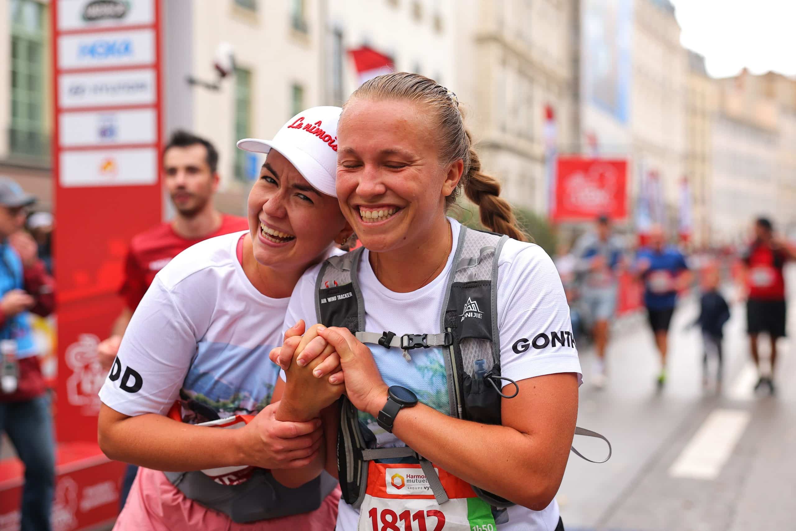 Dimanche 5 octobre, Lyon va battre au rythme des foulées de milliers de coureurs. L’événement majeur du calendrier running français Run In Lyon by Harmonie Mutuelle revient avec une édition record : 33 000 coureurs attendus sur la ligne de départ, répartis entre 3 distances : marathon, semi et 10 km. Une vague humaine impressionnante qui va transformer la capitale des Gaules en gigantesque terrain de jeu pour les passionnés de running.