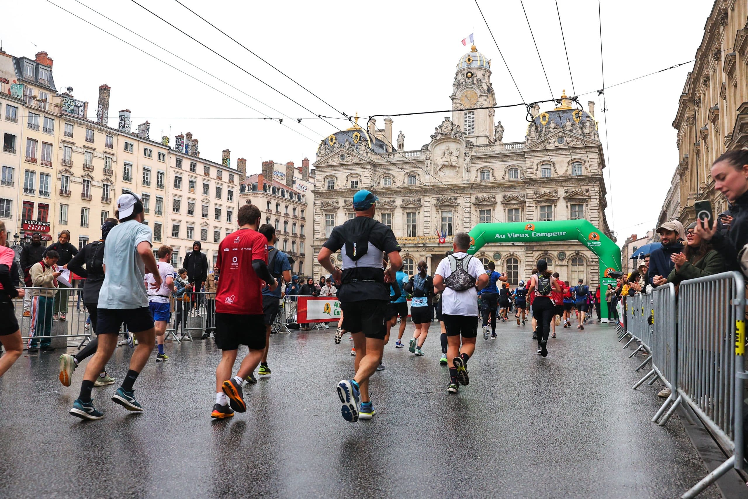 Dimanche 5 octobre, Lyon va battre au rythme des foulées de milliers de coureurs. L’événement majeur du calendrier running français Run In Lyon by Harmonie Mutuelle revient avec une édition record : 33 000 coureurs attendus sur la ligne de départ, répartis entre 3 distances : marathon, semi et 10 km. Une vague humaine impressionnante qui va transformer la capitale des Gaules en gigantesque terrain de jeu pour les passionnés de running.