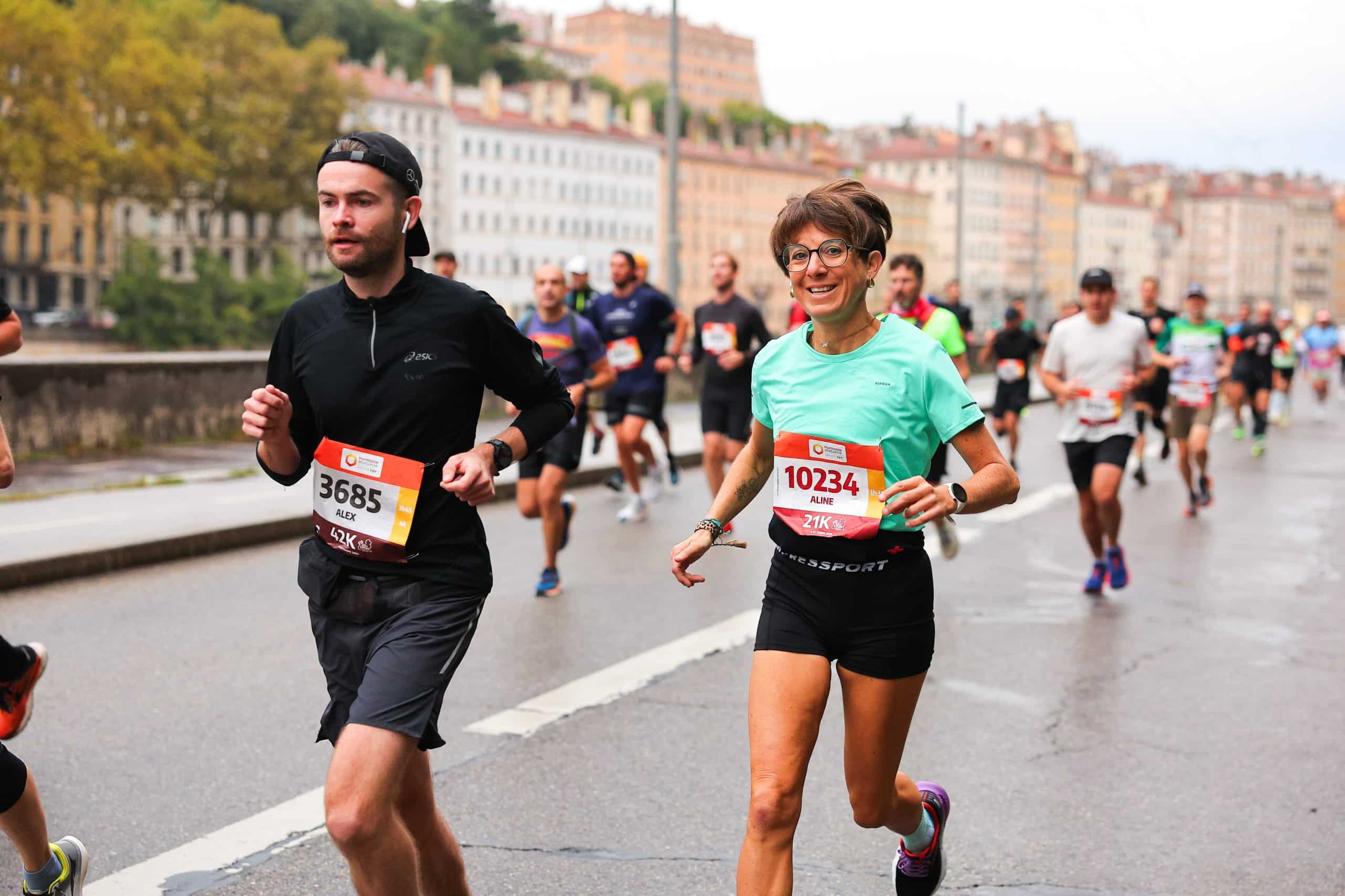 Dimanche 5 octobre, Lyon va battre au rythme des foulées de milliers de coureurs. L’événement majeur du calendrier running français Run In Lyon by Harmonie Mutuelle revient avec une édition record : 33 000 coureurs attendus sur la ligne de départ, répartis entre 3 distances : marathon, semi et 10 km. Une vague humaine impressionnante qui va transformer la capitale des Gaules en gigantesque terrain de jeu pour les passionnés de running.